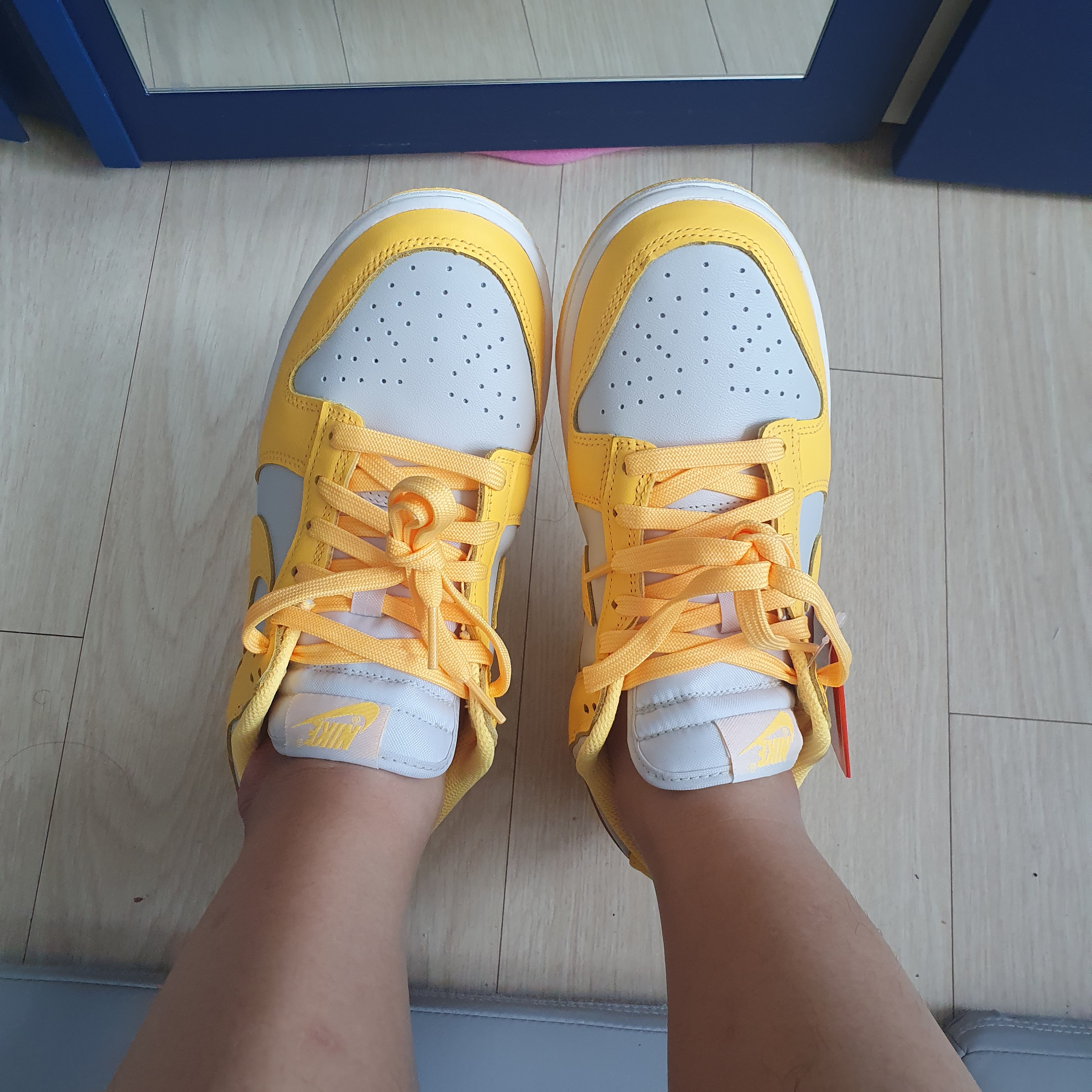 (W) Nike Dunk Low Light Bone Citron Pulse 착용 스타일 - 3