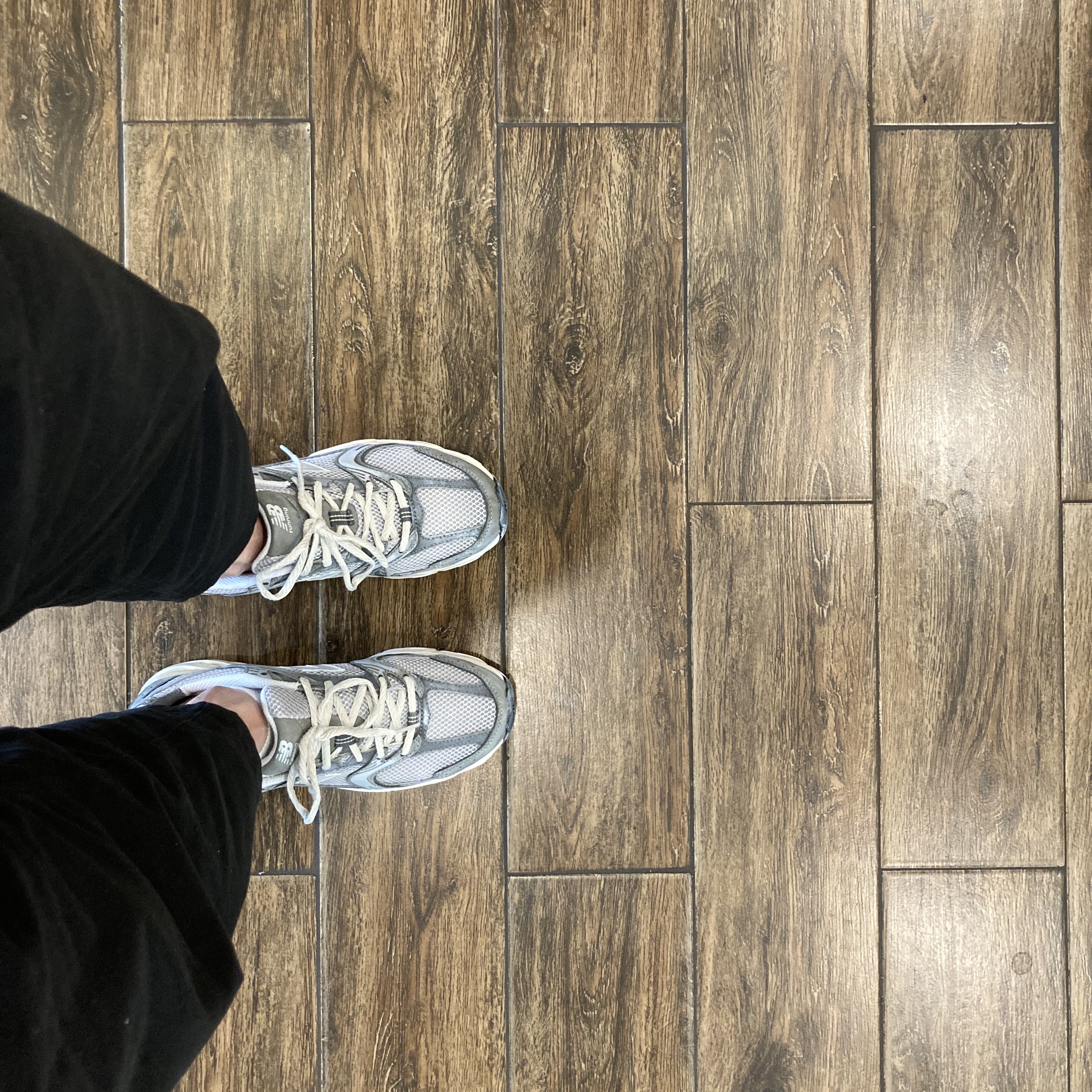 New Balance 530 Premium Vintage Grey Matter 착용 스타일 - 2