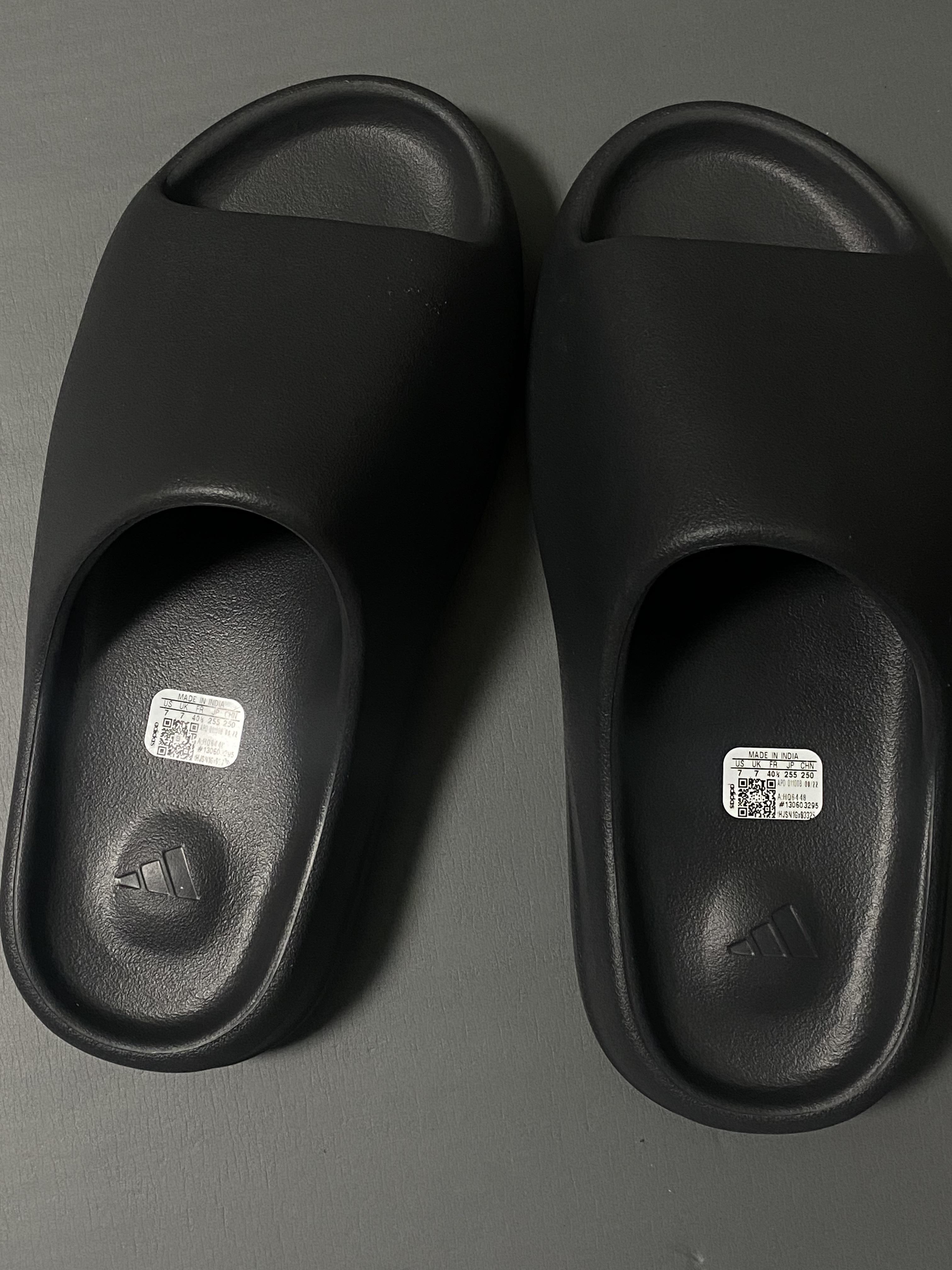 Adidas Yeezy Slide Onyx 착용 스타일