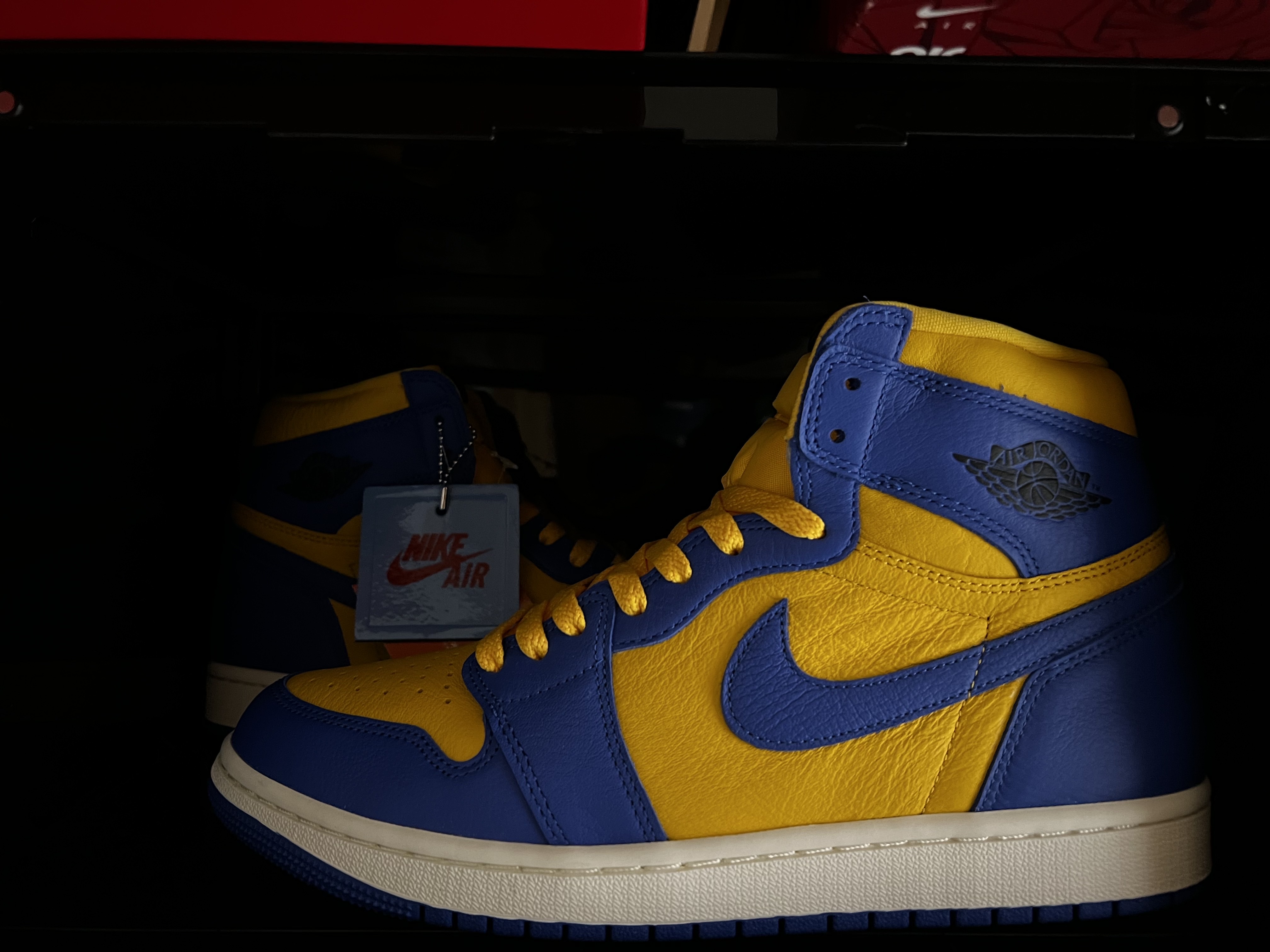 (W) Jordan 1 Retro High OG Game Royal and Varsity Maize 착용 스타일