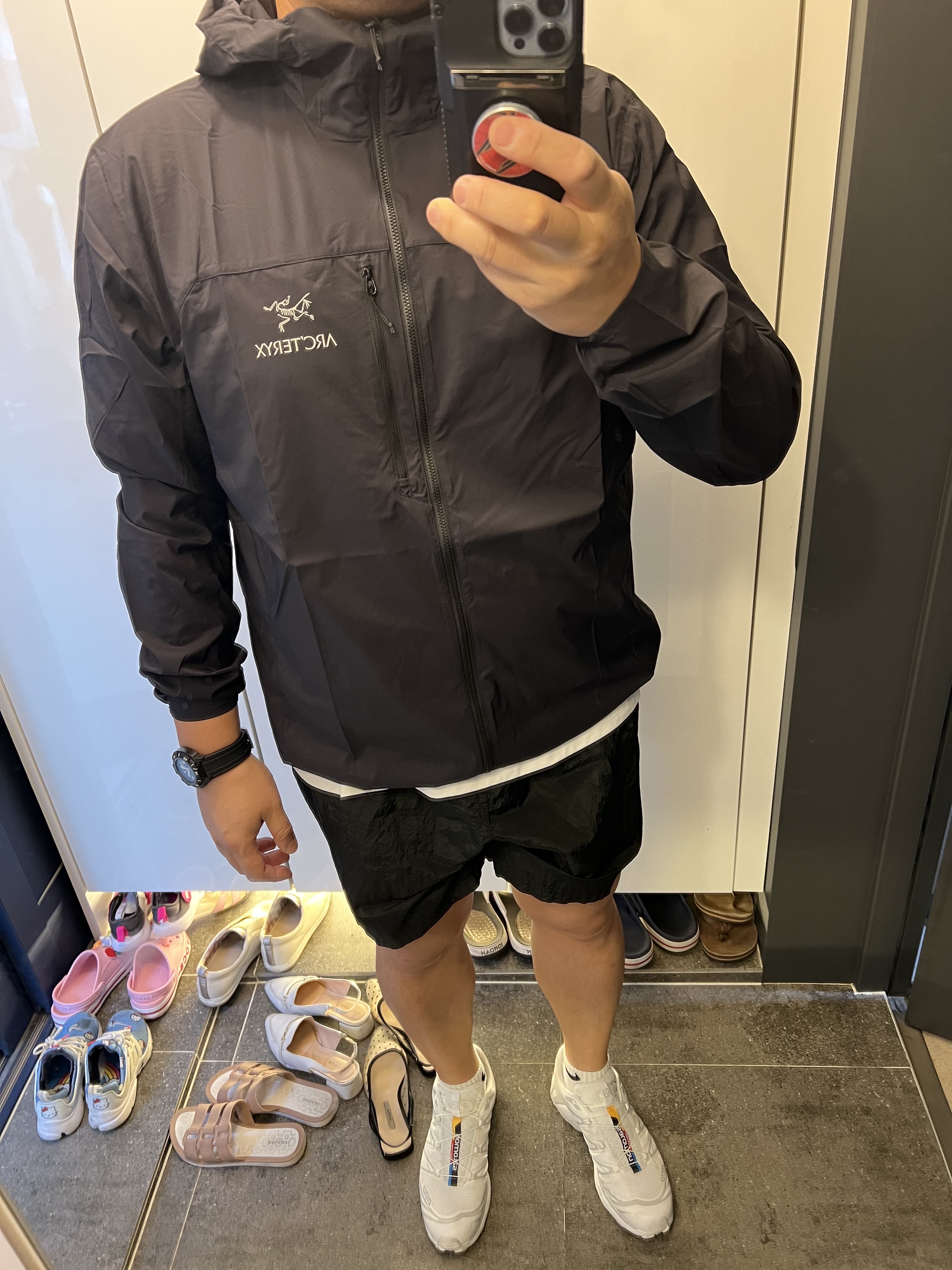 Arc'teryx Squamish Hoody Black, Stone Island B0943 Nylon Metal Swimming Trunk Black - 23SS 착용 스타일