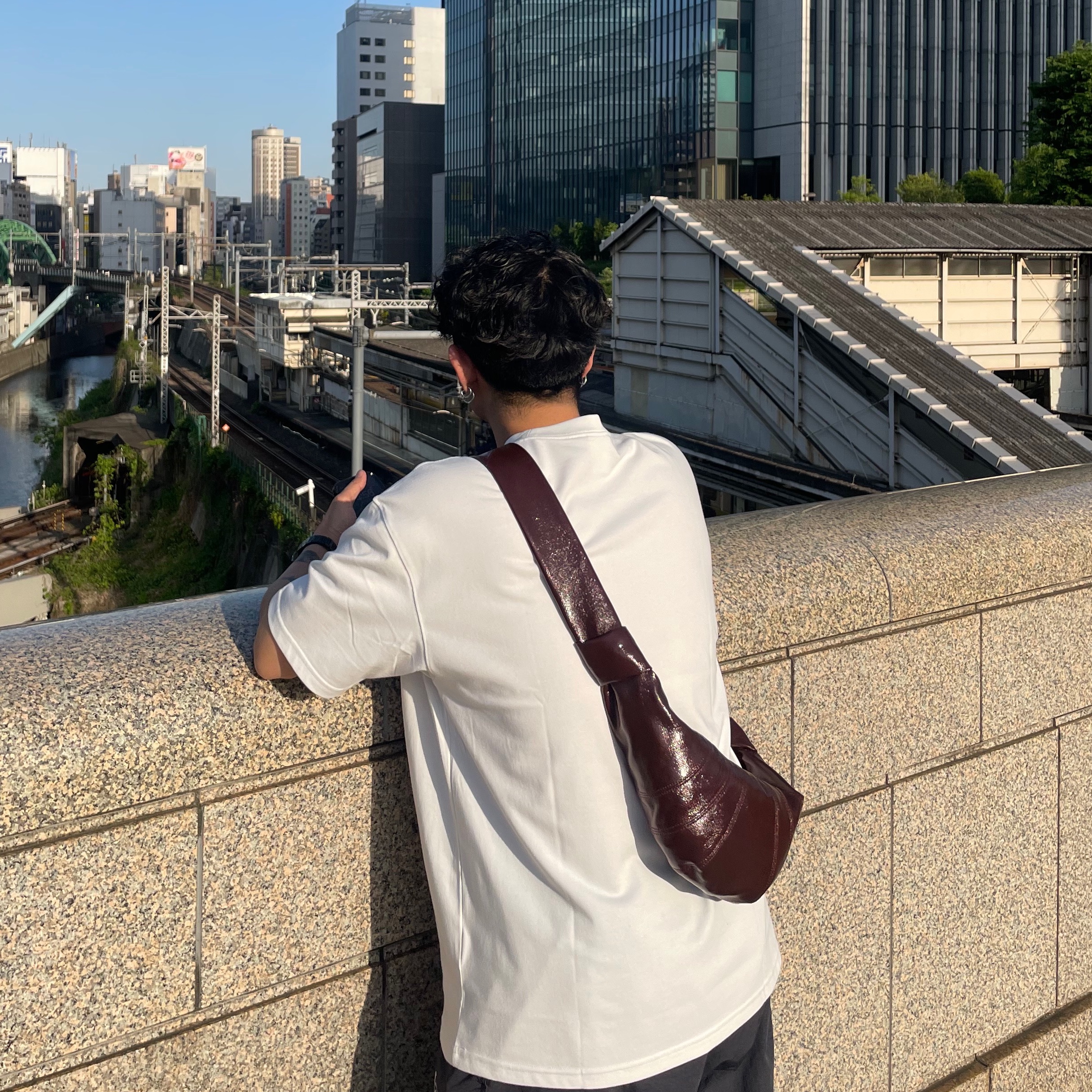 르메르 스몰 크루아상 백 초콜릿 폰덴테, 조던 1 x 트래비스 스캇 레트로 하이 OG SP 모카 착용 스타일 - 2