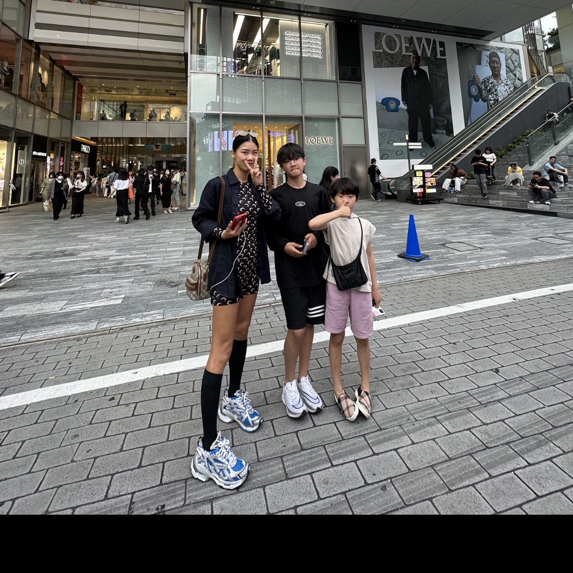 발렌시아가 러너 스니커즈 블루 화이트, (W) 마린 세르 세컨드 스킨 탑 브라운 문 착용 스타일 - 1