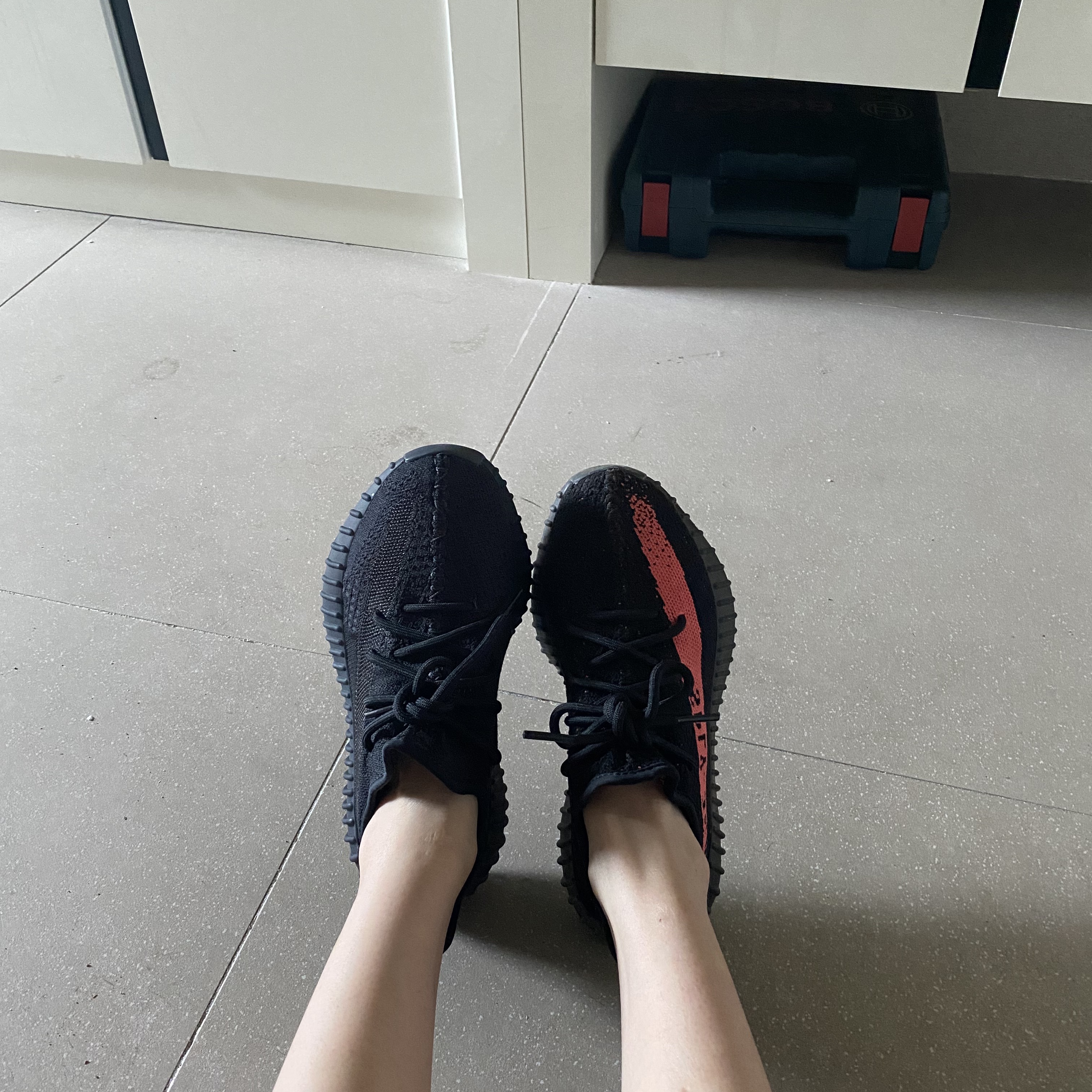 Adidas Yeezy Boost 350 V2 Onyx, Adidas Yeezy Boost 350 V2 Core Black Red 2022/2023 착용 스타일 - 2