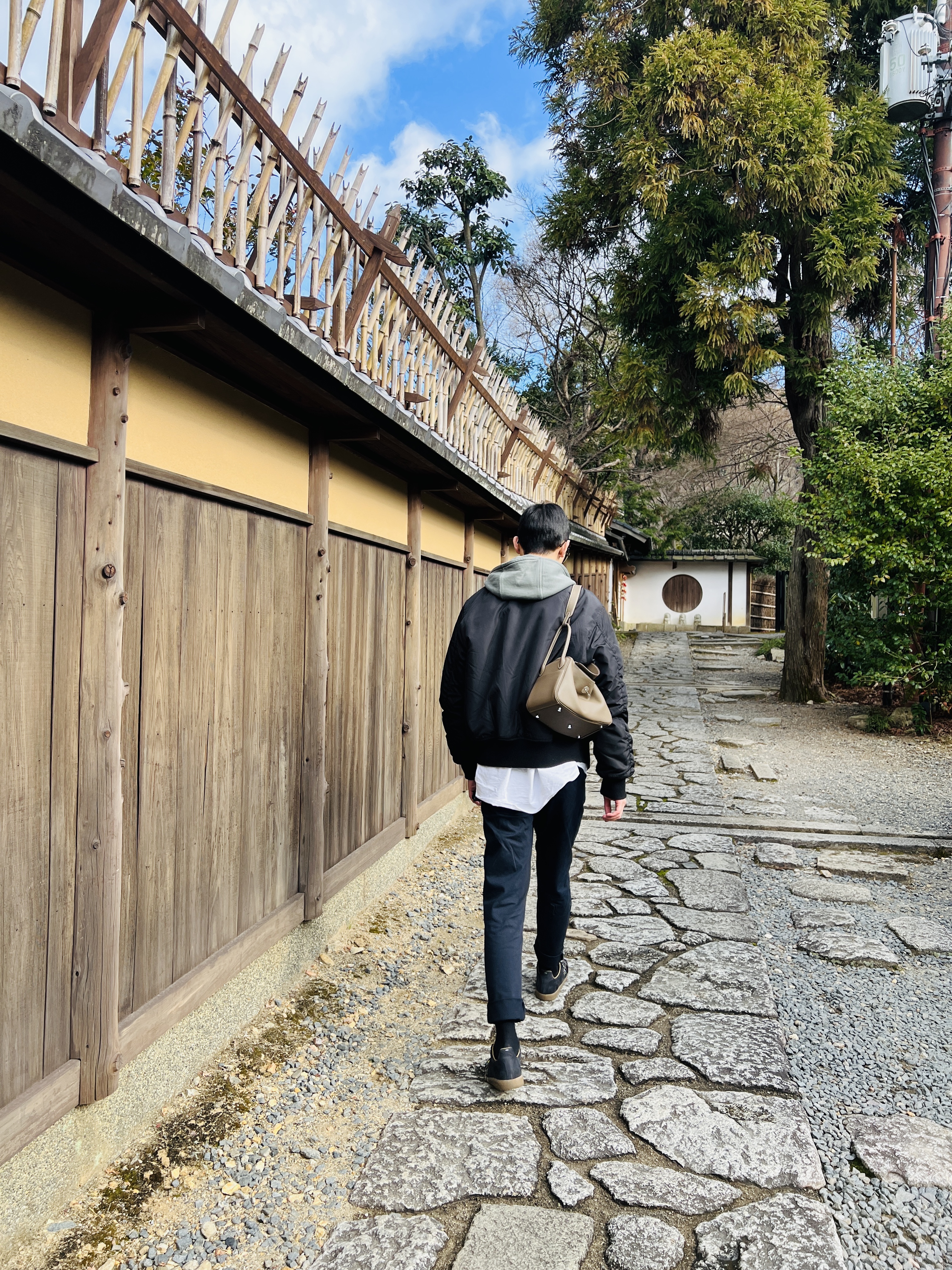 Maison Margiela Replica Paint Drop Sneakers Black, Hermes Lindy 26 Bag Clemence & Gold Etoupe 착용 스타일 - 2