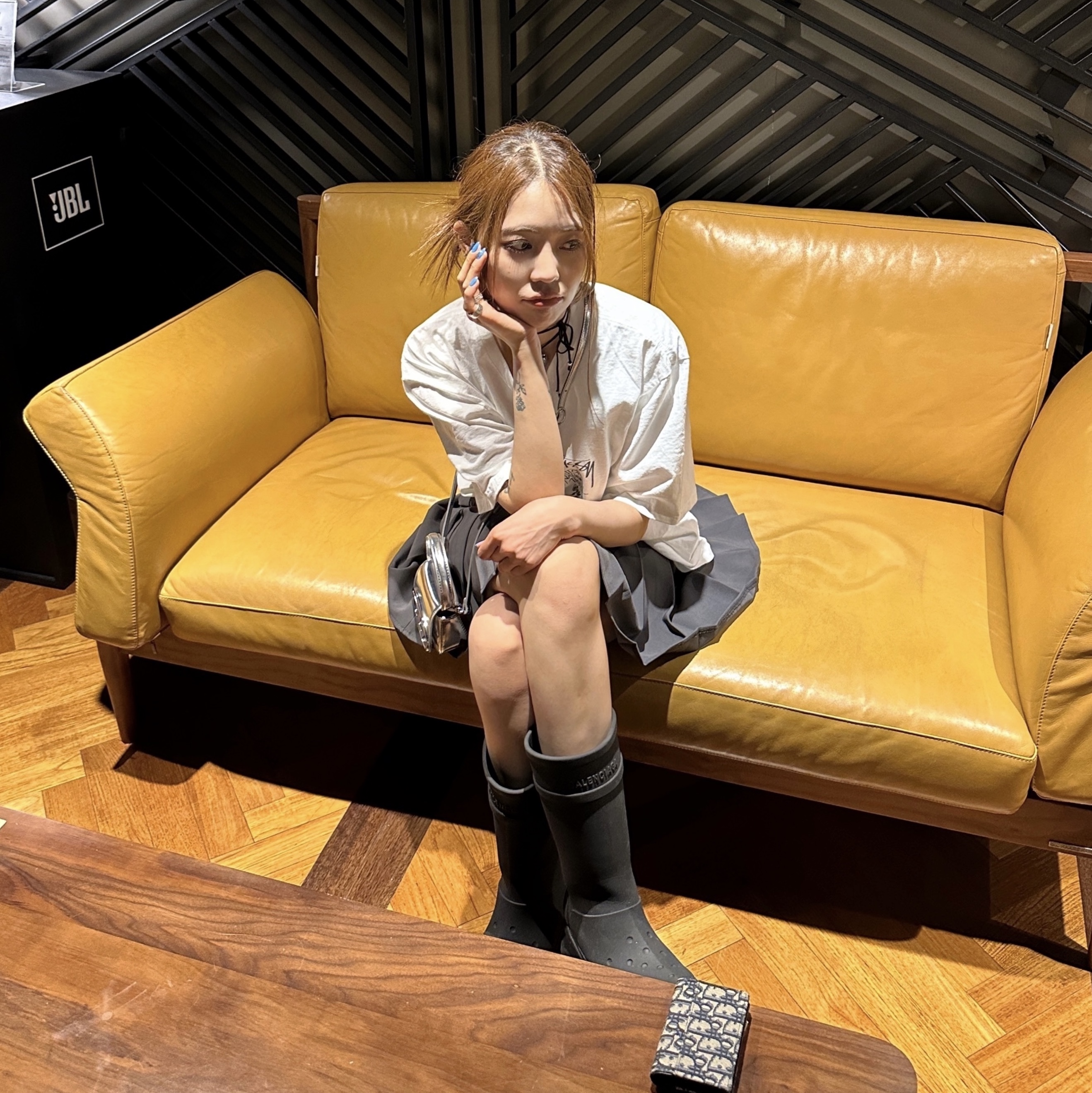 디젤 1DR 미니백 인 미러드 레더 실버, 스투시 트라이브 스택 티셔츠 화이트 착용 스타일 - 3