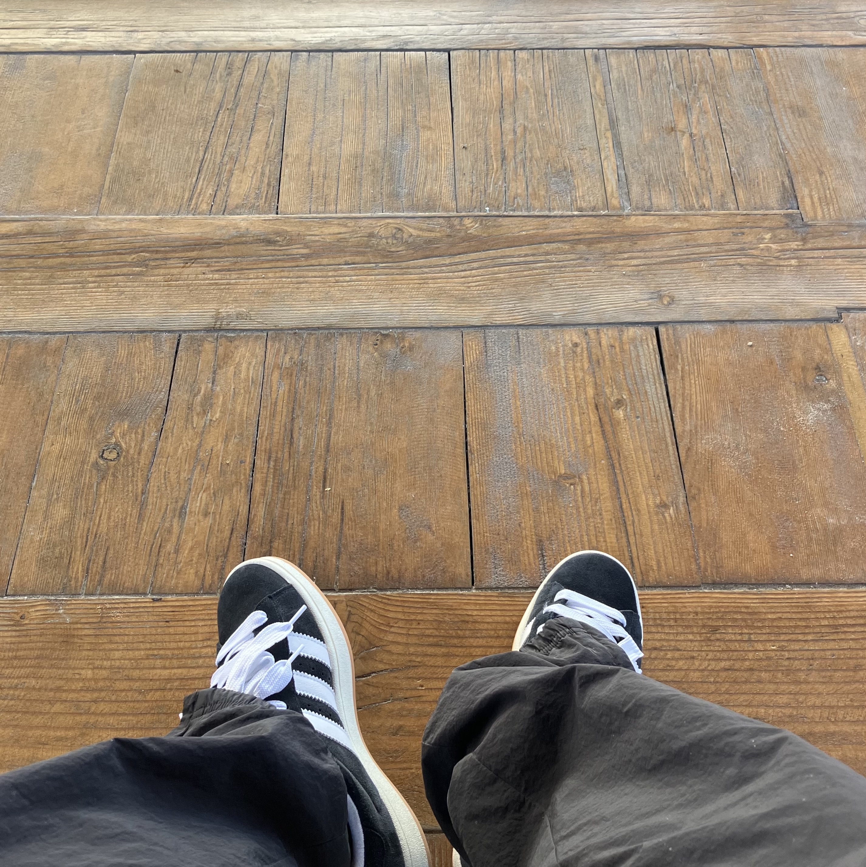 Adidas Campus 00s Core Black Cloud White 착용 스타일