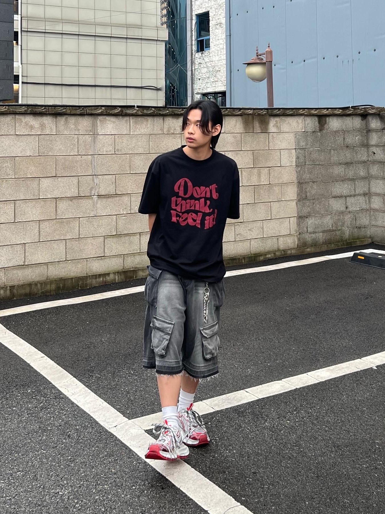 Balenciaga 3XL Sneakers White Red, Nos Couleurs Old Washed Cargo Denim Shorts Dark Grey 착용 스타일 - 2