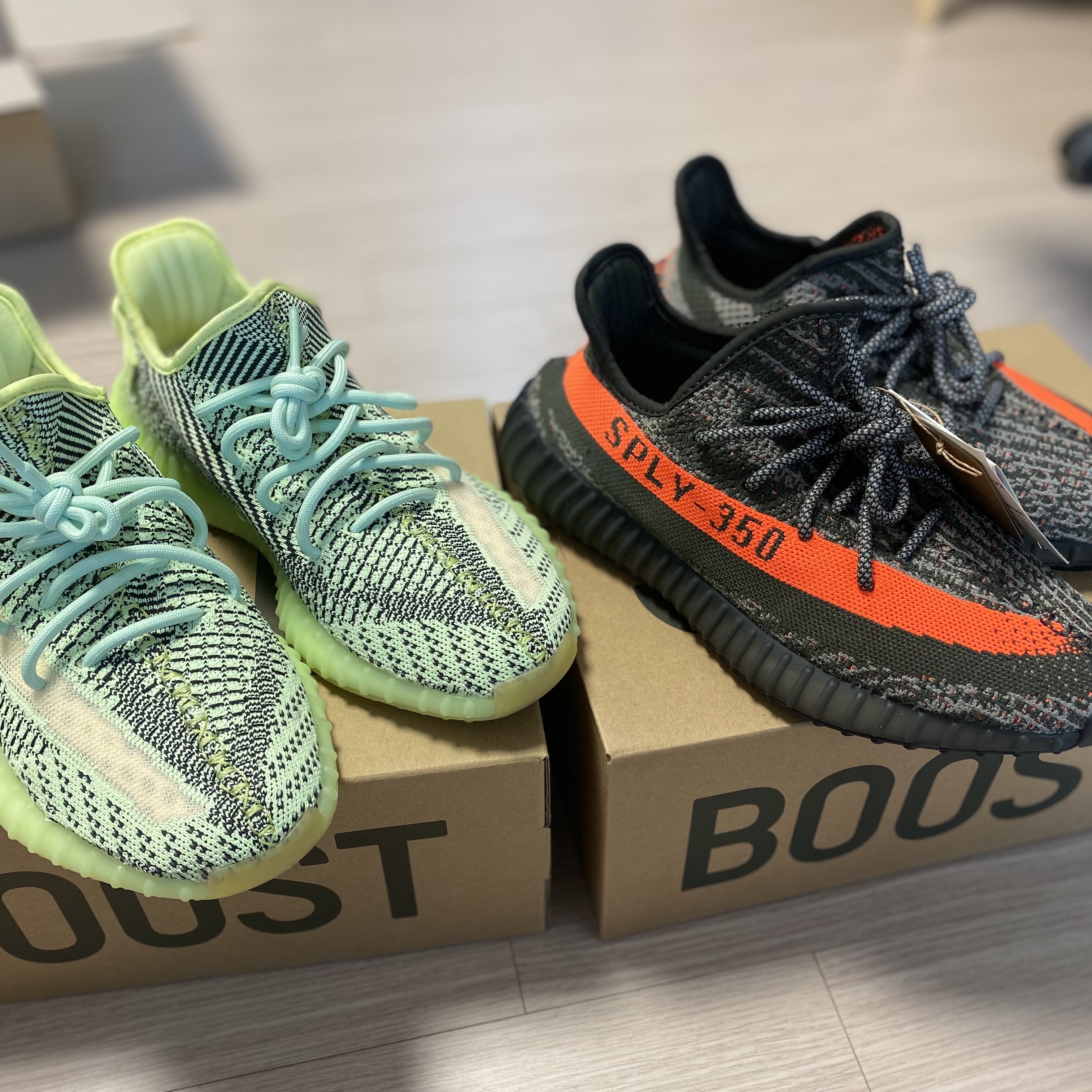 Adidas Yeezy Boost 350 V2 Carbon Beluga 착용 스타일 - 2