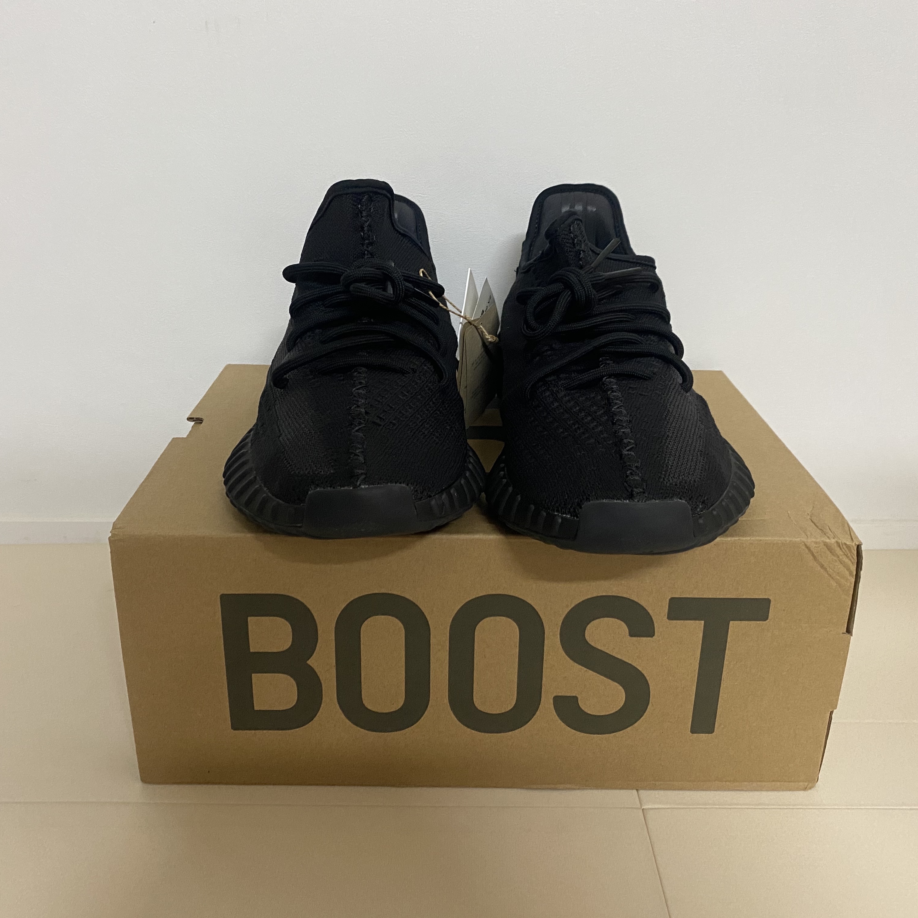 Adidas Yeezy Boost 350 V2 Onyx 착용 스타일 - 2