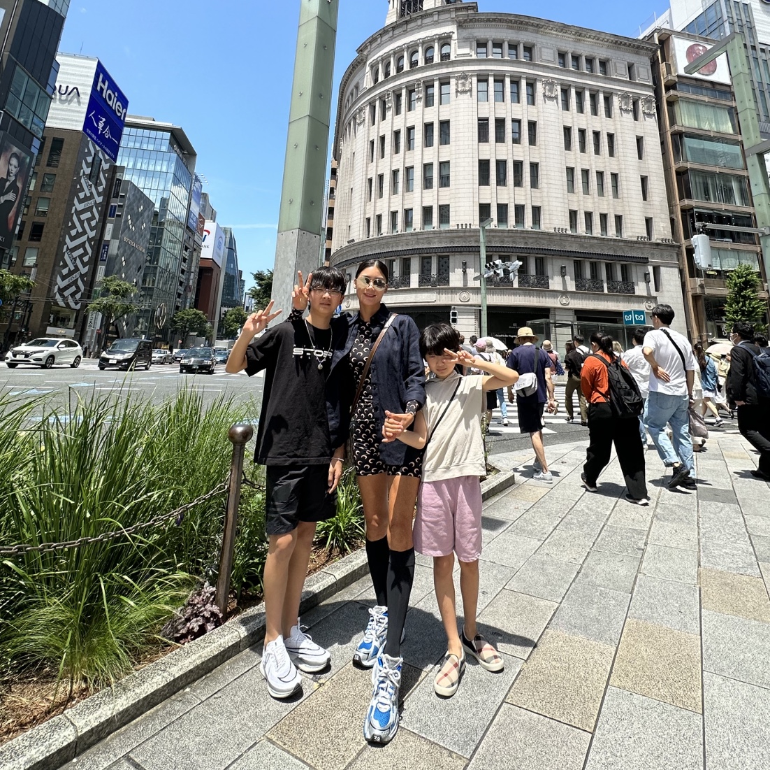 발렌시아가 러너 스니커즈 블루 화이트, (W) 마린 세르 세컨드 스킨 탑 브라운 문 착용 스타일 - 4