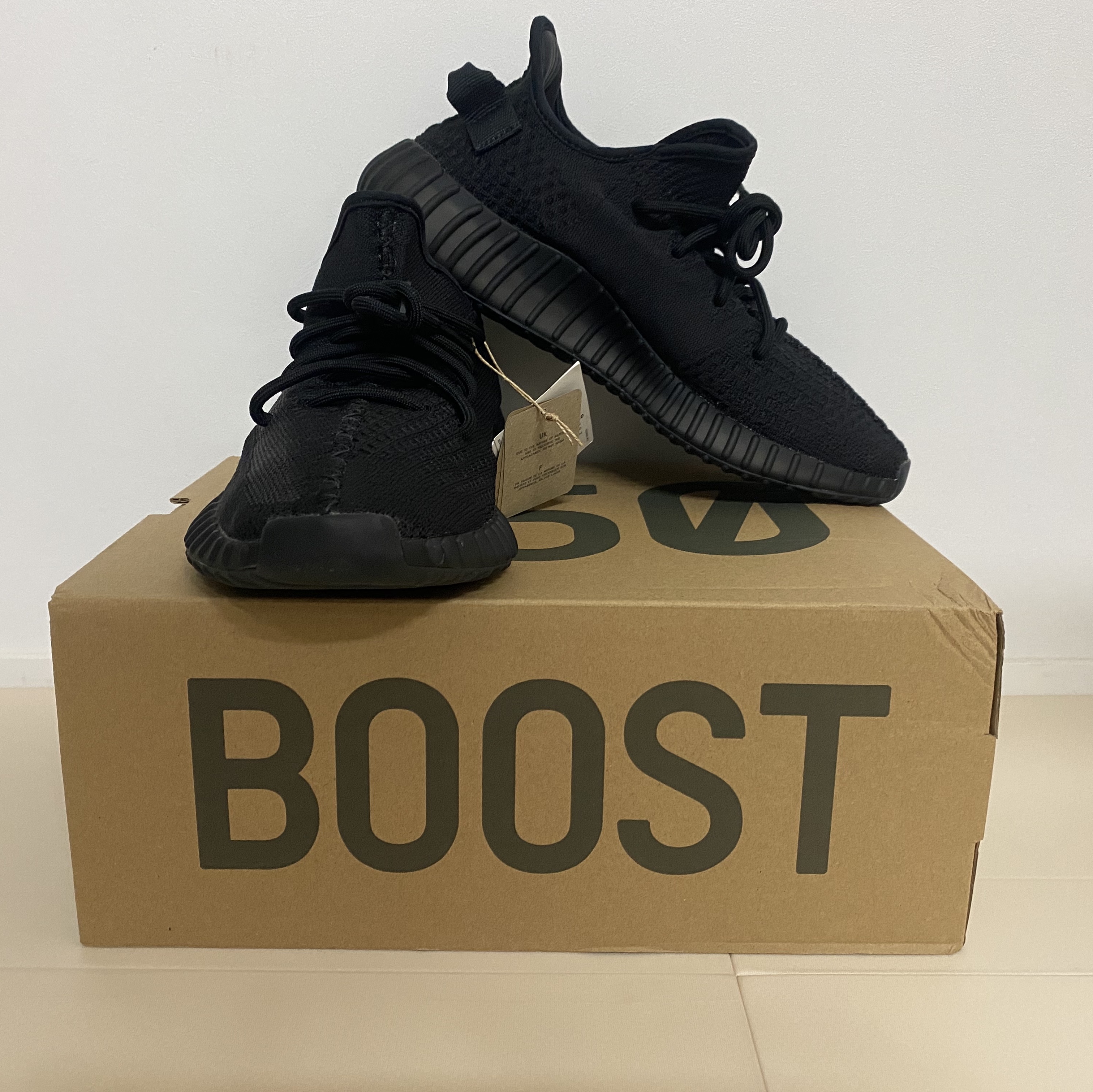 Adidas Yeezy Boost 350 V2 Onyx 착용 스타일 - 1