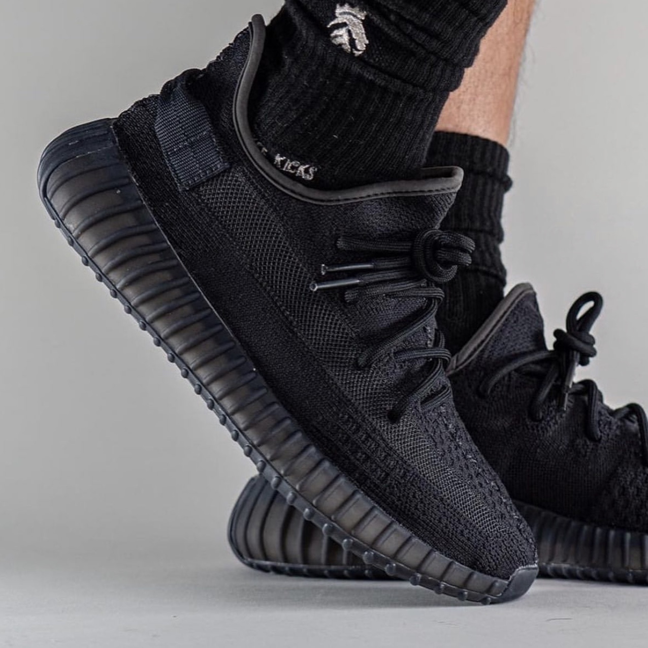 Adidas Yeezy Boost 350 V2 Onyx 착용 스타일 - 2