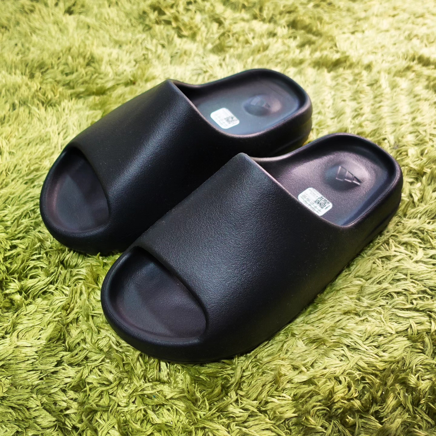 Adidas Yeezy Slide Onyx 착용 스타일 - 2