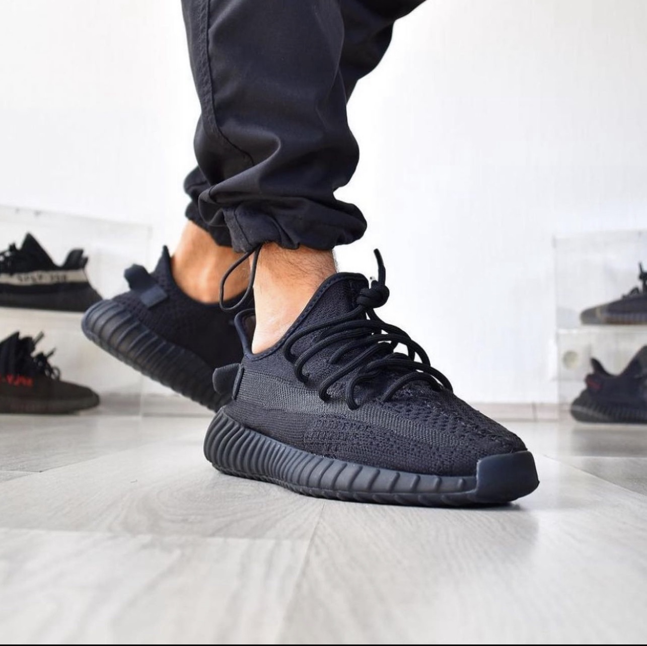Adidas Yeezy Boost 350 V2 Onyx 착용 스타일 - 3