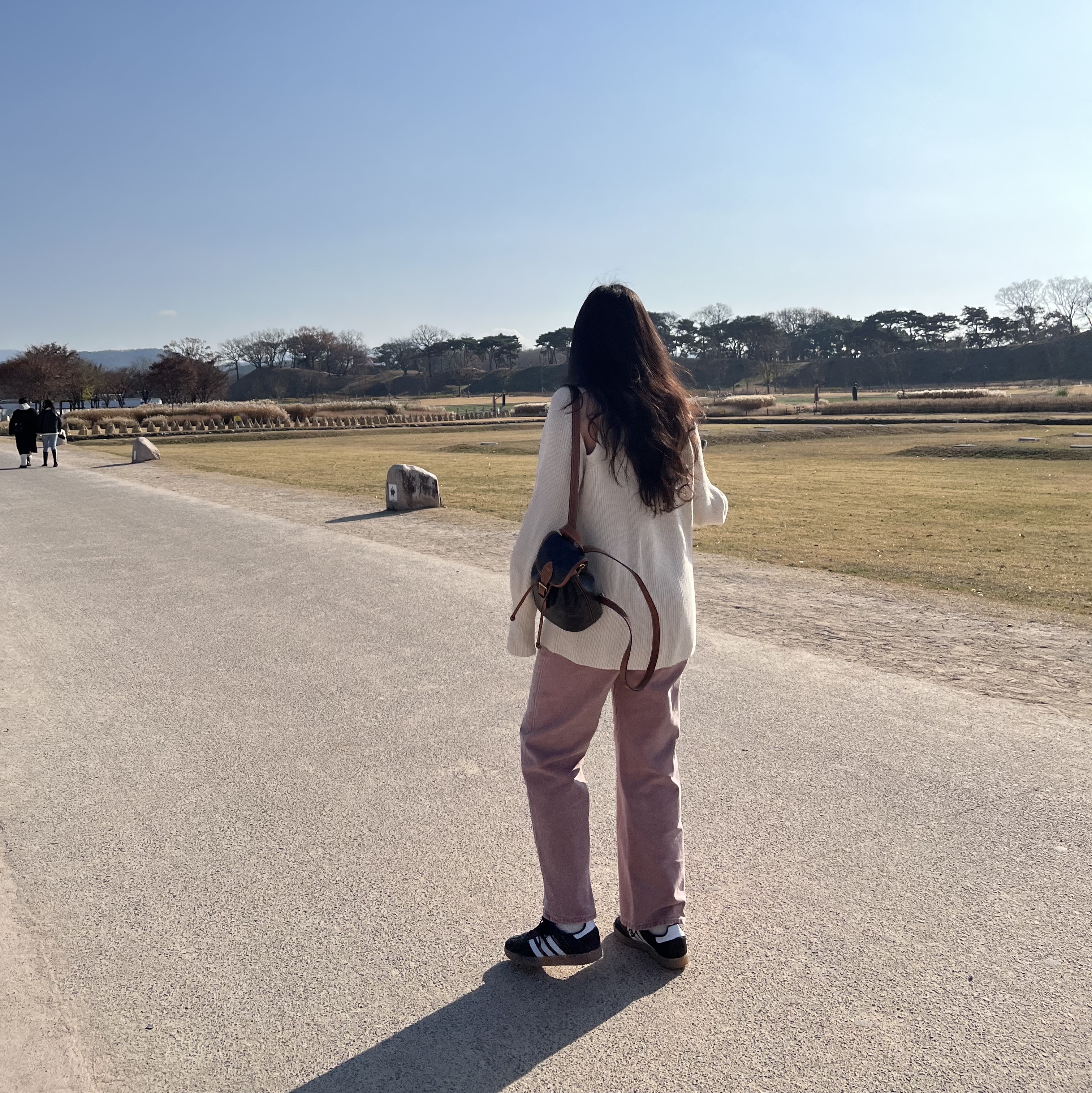 아디다스 벨로삼바 비건 사이클링 코어 블랙, 셀린느 트리옹프 캔버스 & 카프스킨 미니 백팩 폴코 탄 착용 스타일 - 2