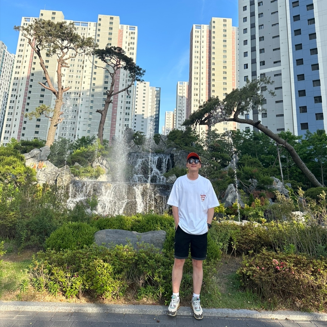 나이키 x 트래비스 스캇 에어맥스 270 리액트 캑터스 트레일, 준지 울 코튼 사이드 지퍼 쇼츠 블랙 - 22SS 착용 스타일