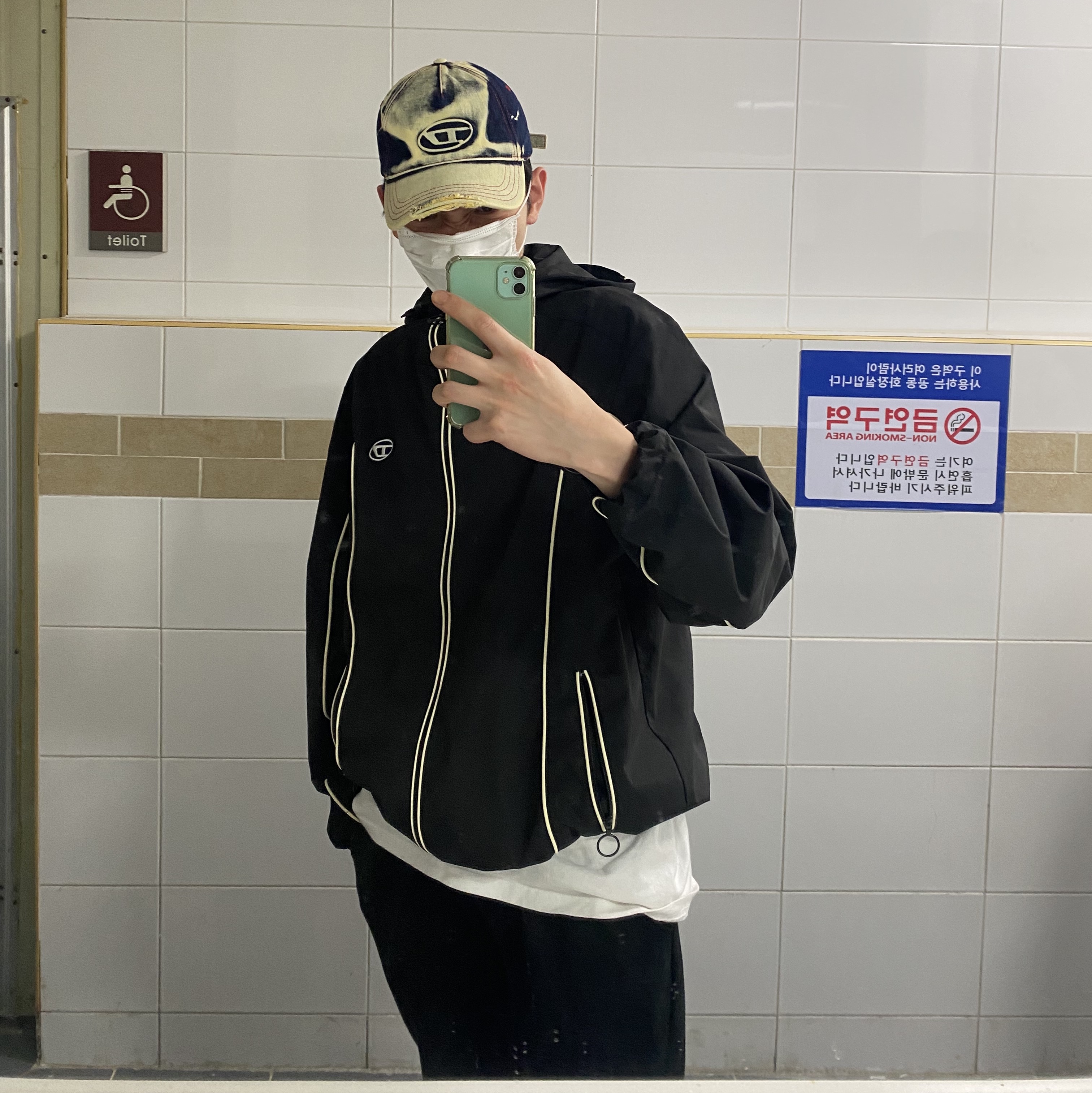 디젤 J-하이브스 콘트라스트 파이핑 윈드브레이커 블랙, 디젤 C-세이몬 트리티드 데님 베이스볼 캡 블루 화이트 착용 스타일