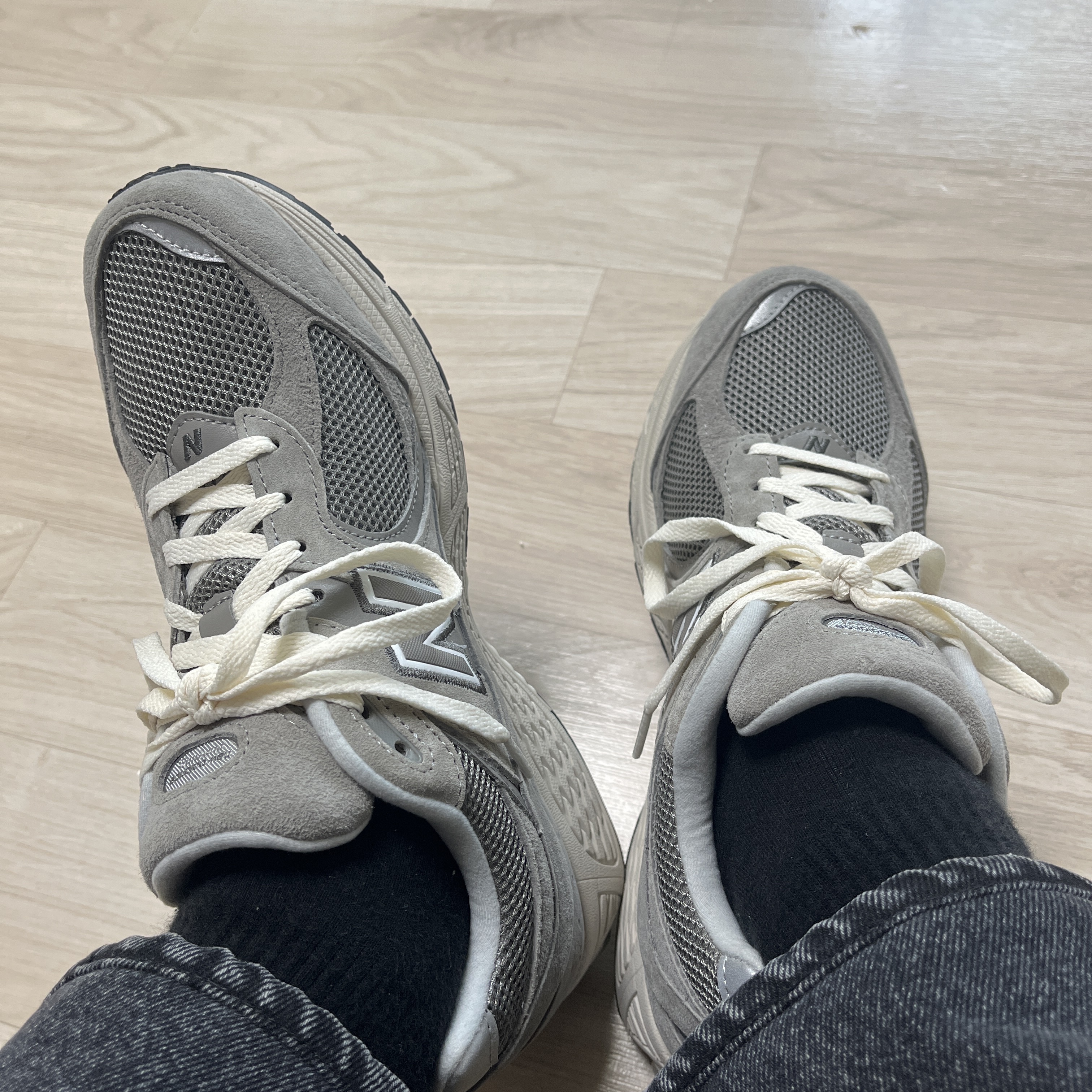 New Balance 2002R Grey 착용 스타일 - 1