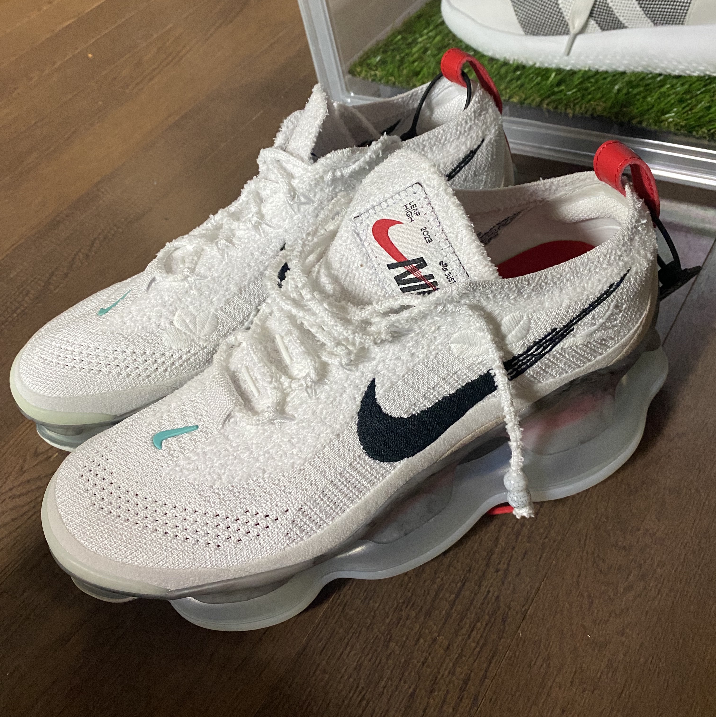 Nike Air Max Scorpion Flyknit Summit White 착용 스타일 - 2