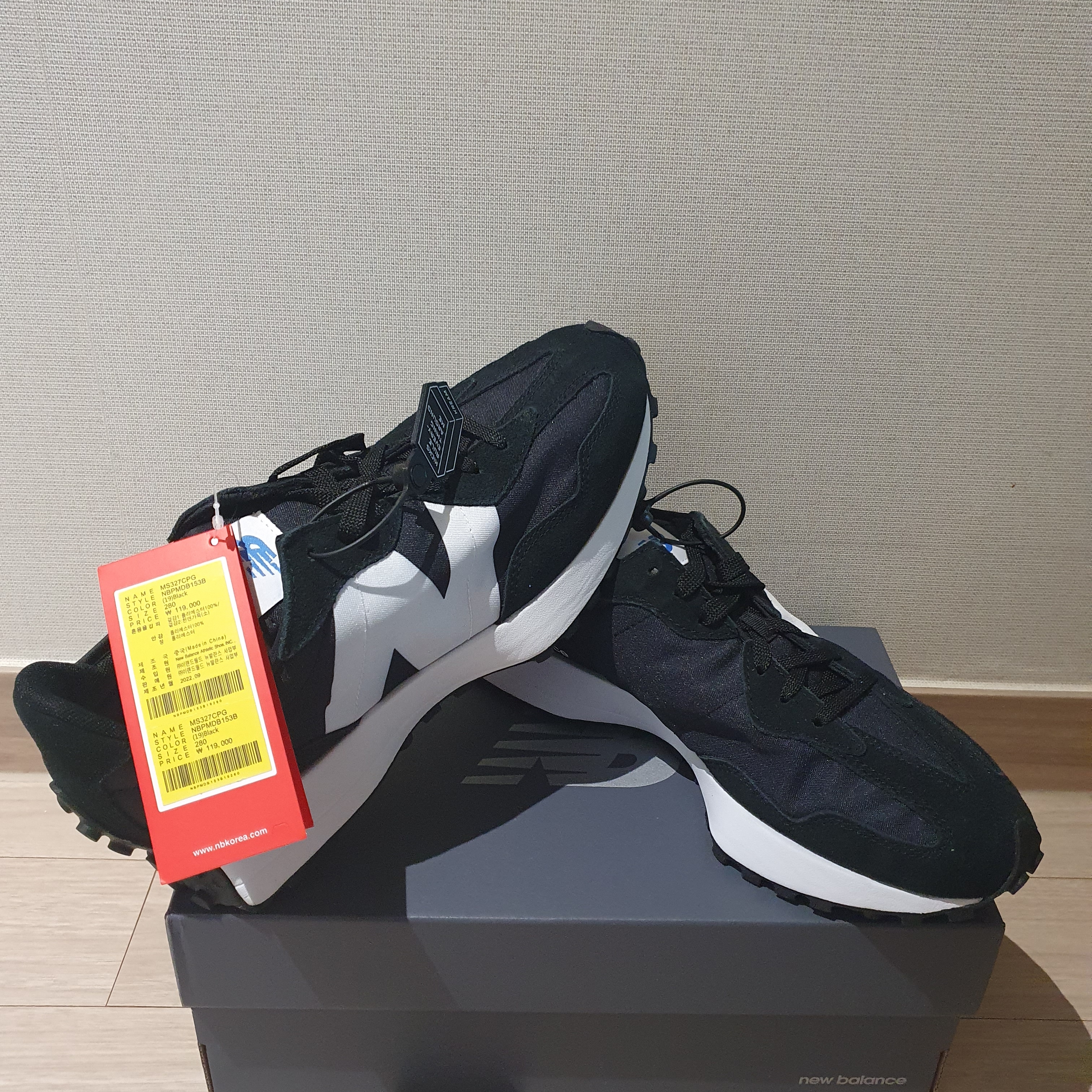 New Balance 327 Black 착용 스타일 - 1