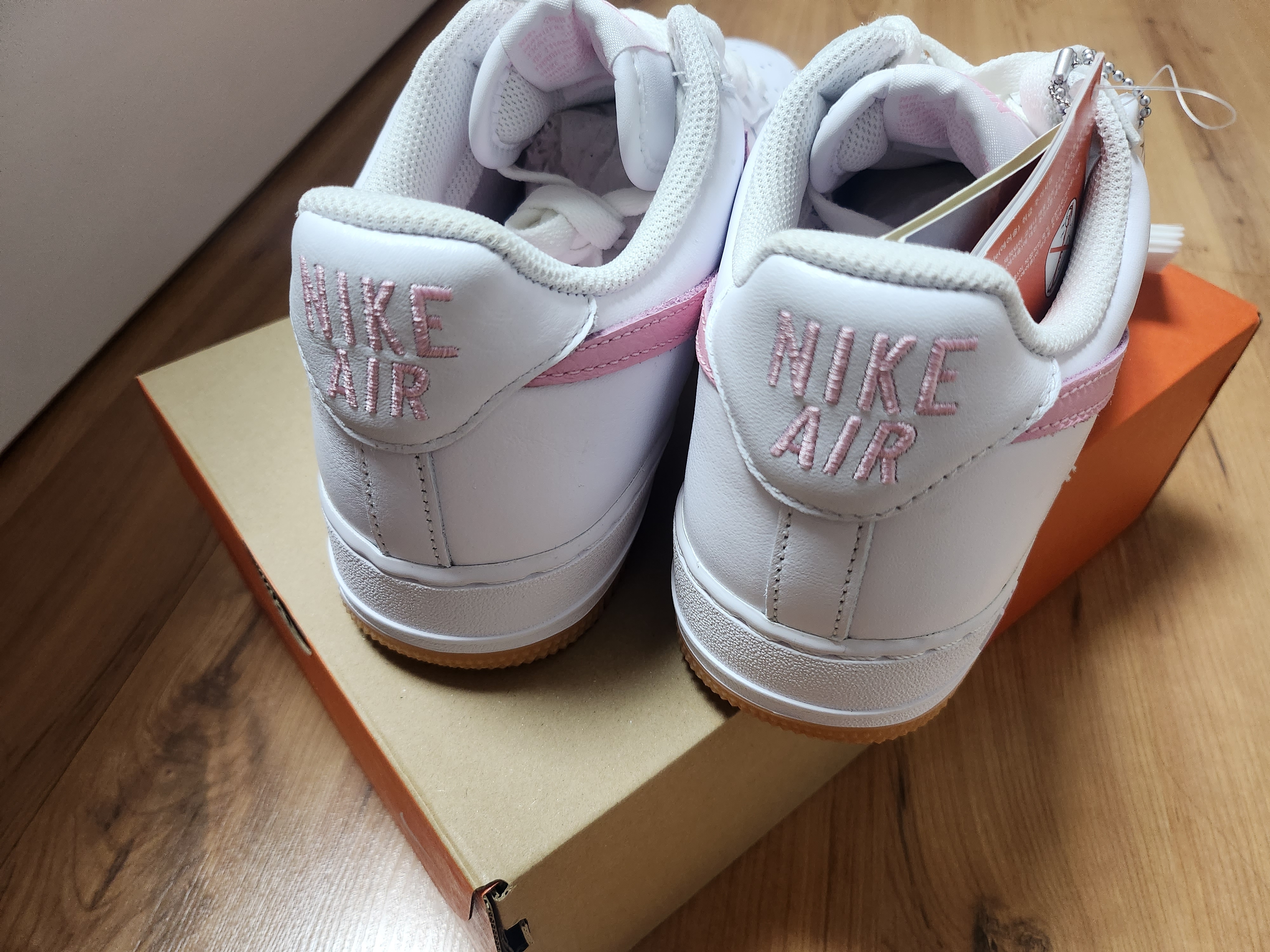 Nike Air Force 1 Low Retro Color of the Month White Pink 착용 스타일 - 4
