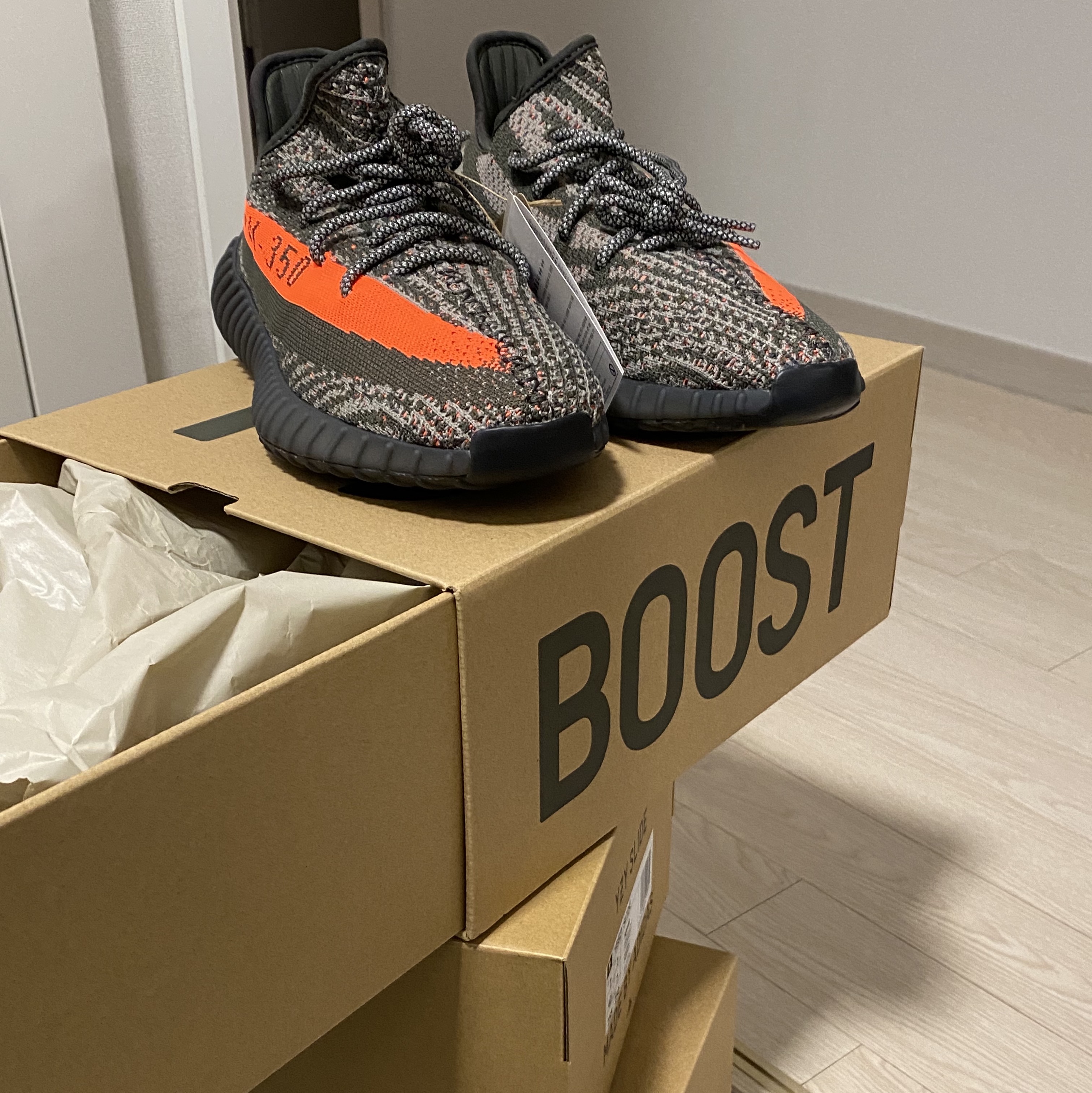 Adidas Yeezy Boost 350 V2 Carbon Beluga 착용 스타일