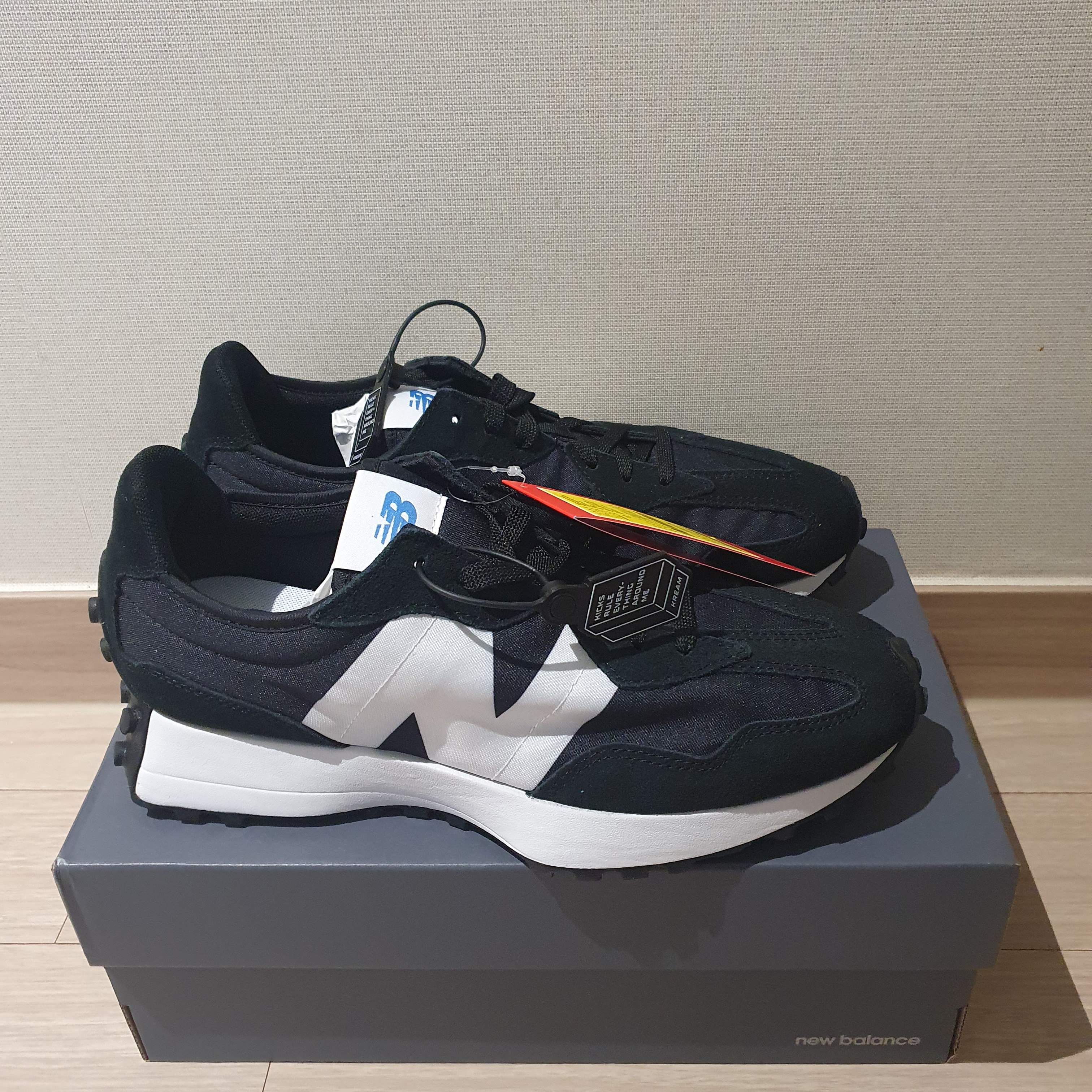 New Balance 327 Black 착용 스타일 - 2