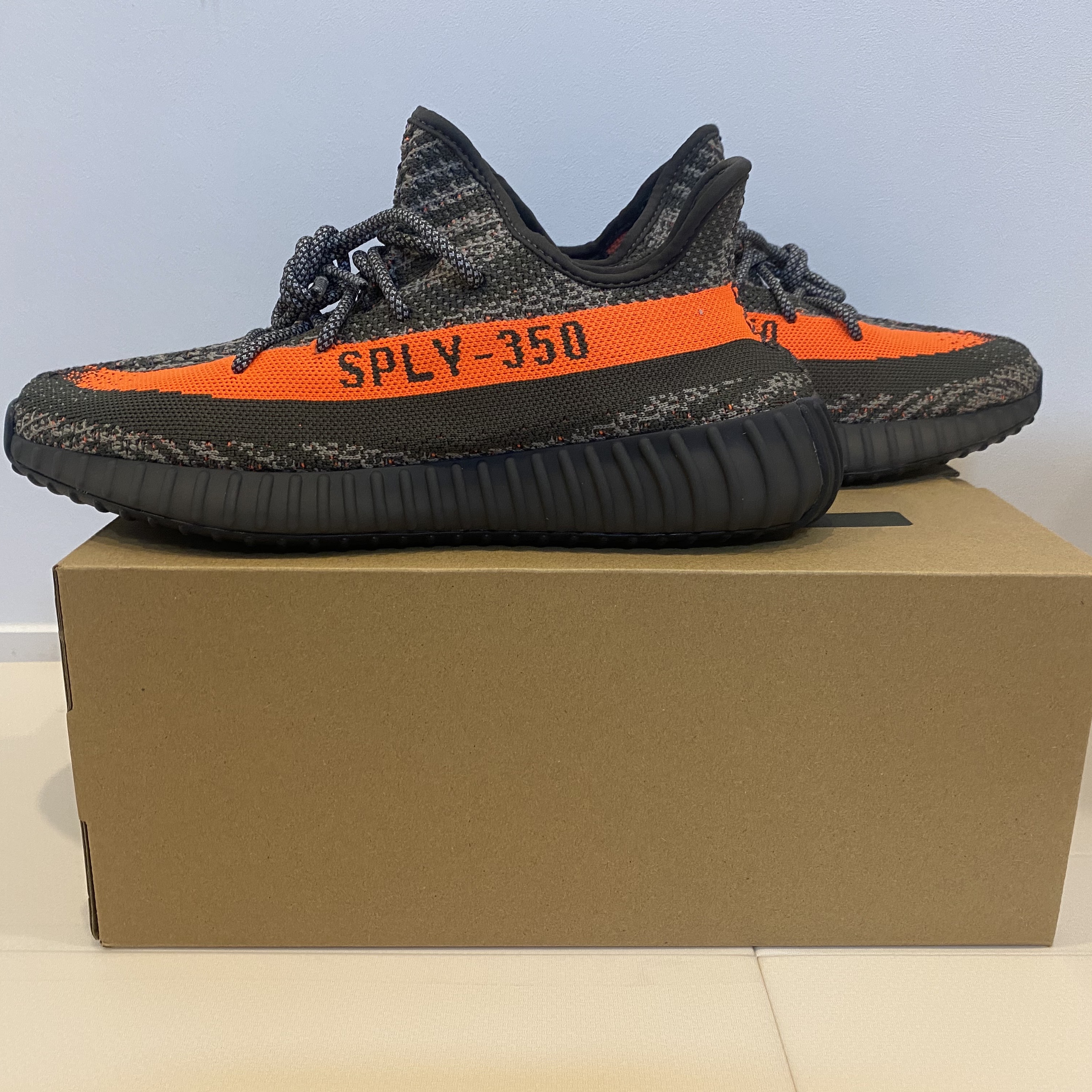 Adidas Yeezy Boost 350 V2 Carbon Beluga 착용 스타일 - 3