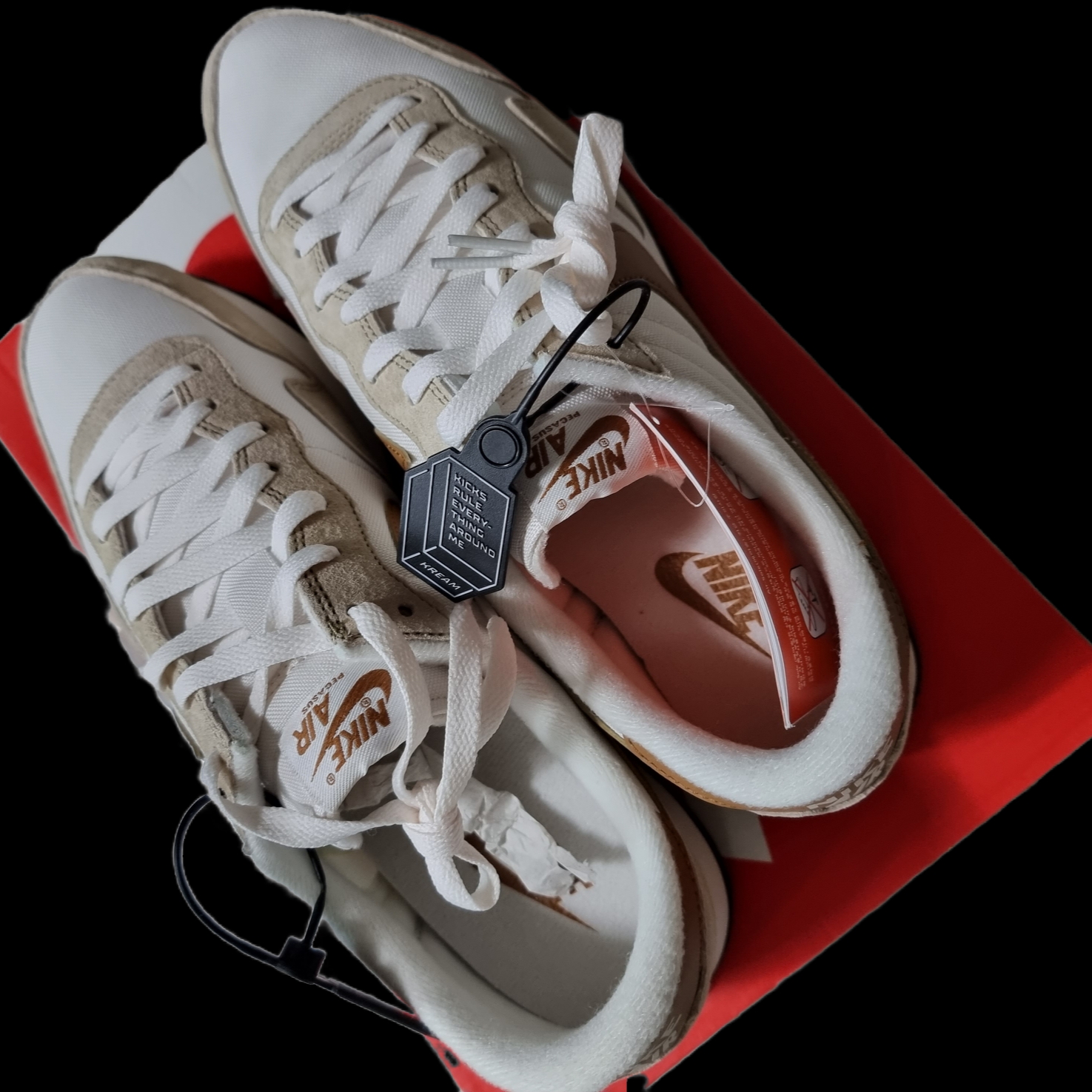 Nike Air Pegasus 83 PRM Limestone and Phantom 착용 스타일