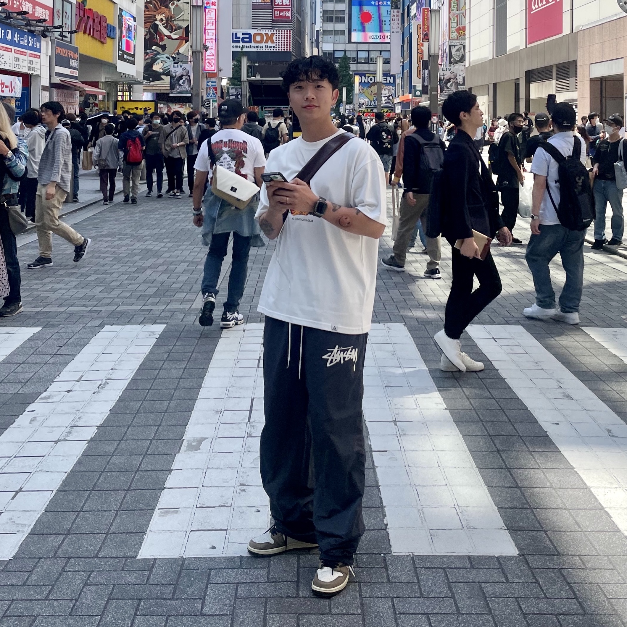 르메르 스몰 크루아상 백 초콜릿 폰덴테, 조던 1 x 트래비스 스캇 레트로 하이 OG SP 모카 착용 스타일 - 1