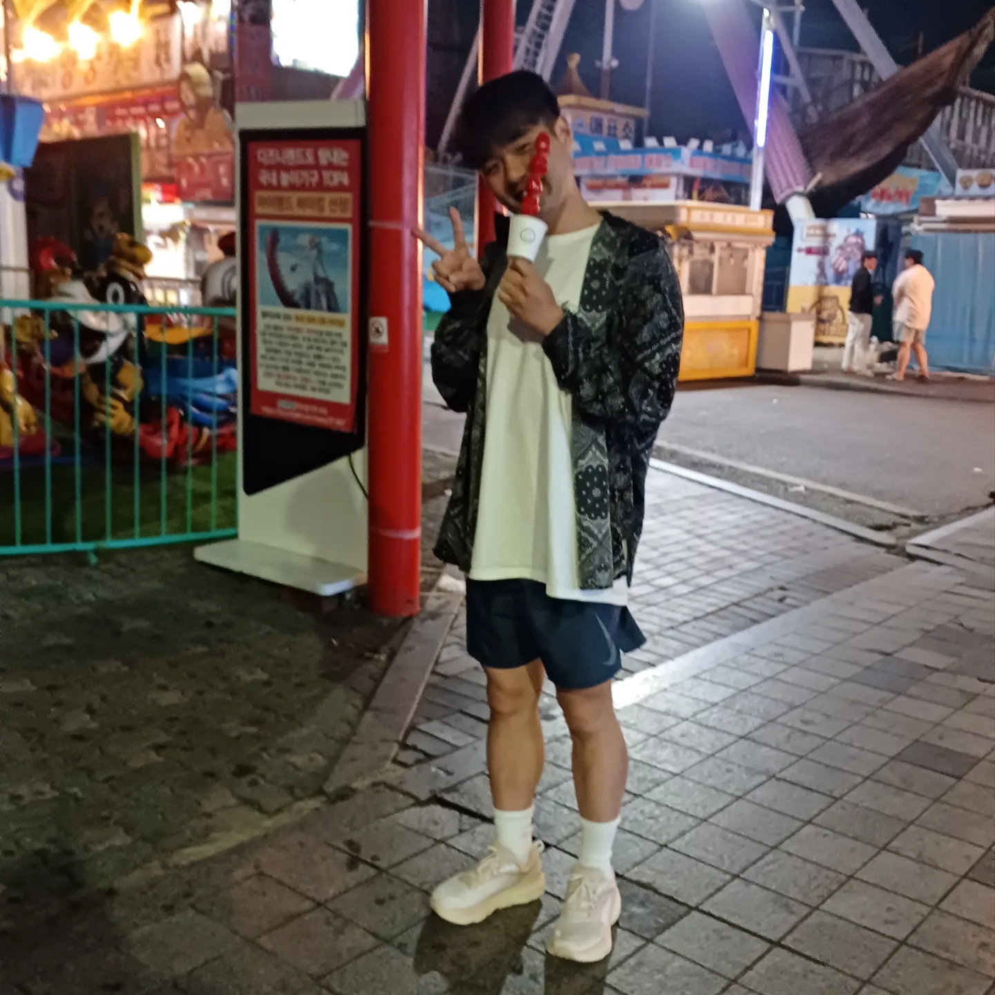 나이키 x 사카이 x 클랏 LD와플 쿨 그레이, 스투시 퍼지 다이스 티셔츠 화이트 착용 스타일 - 2