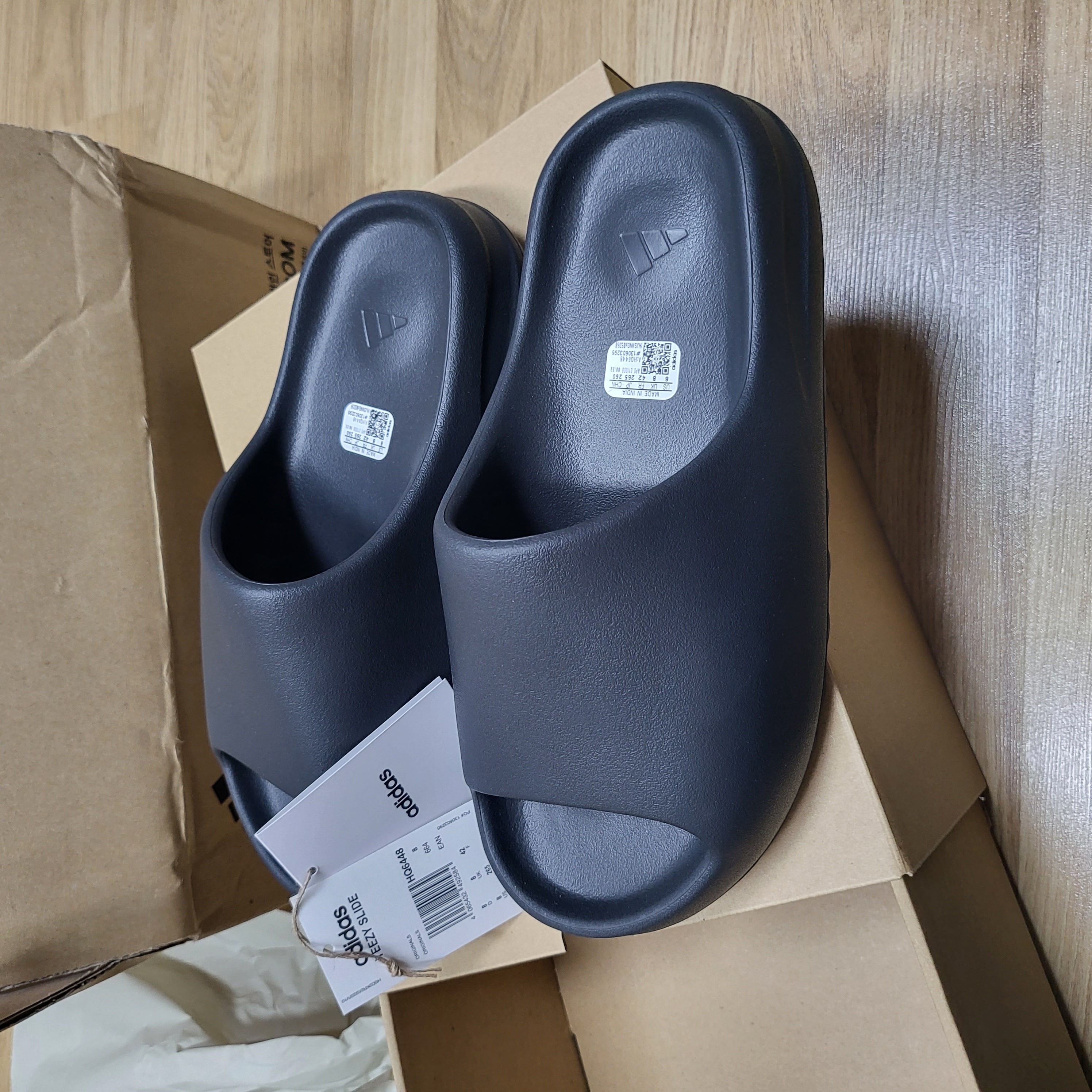 Adidas Yeezy Slide Onyx 착용 스타일 - 1