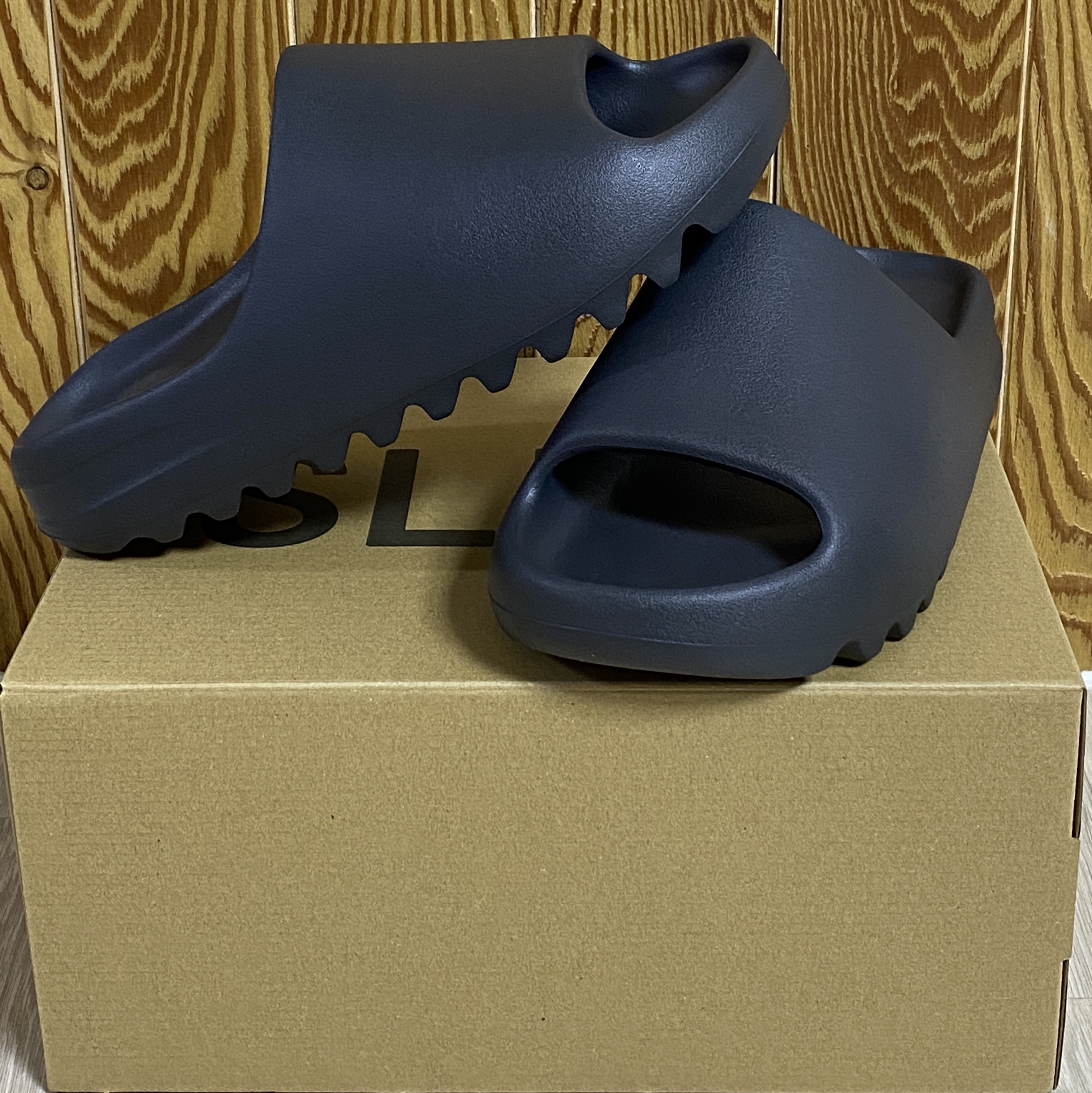 Adidas Yeezy Slide Onyx 착용 스타일