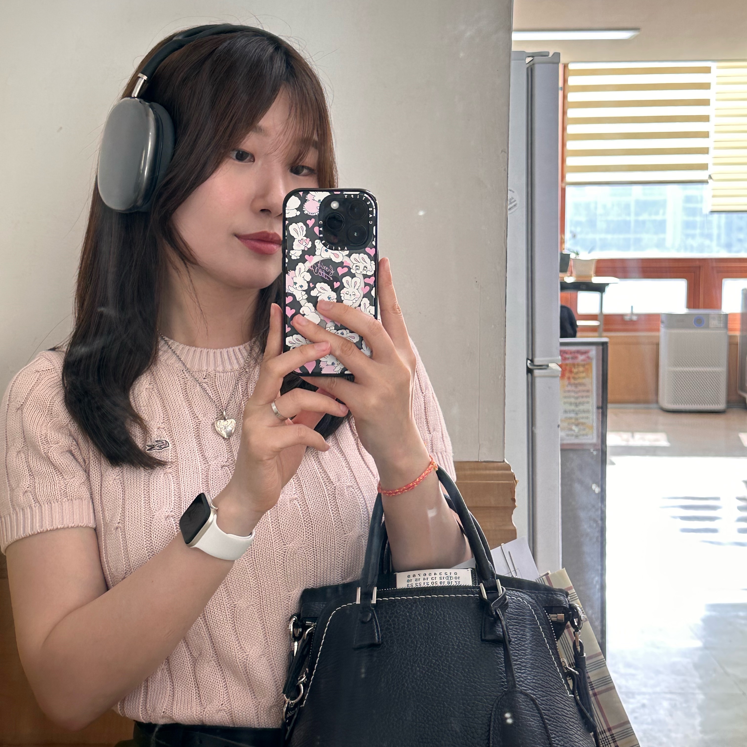 애플 에어팟 맥스 라이트닝 스페이스 그레이 (국내 정식 발매 제품), 애플 워치 SE 44mm GPS 스타라이트 알루미늄 케이스 스포츠 밴드 스타라이트 (국내 정식 발매 제품) 착용 스타일