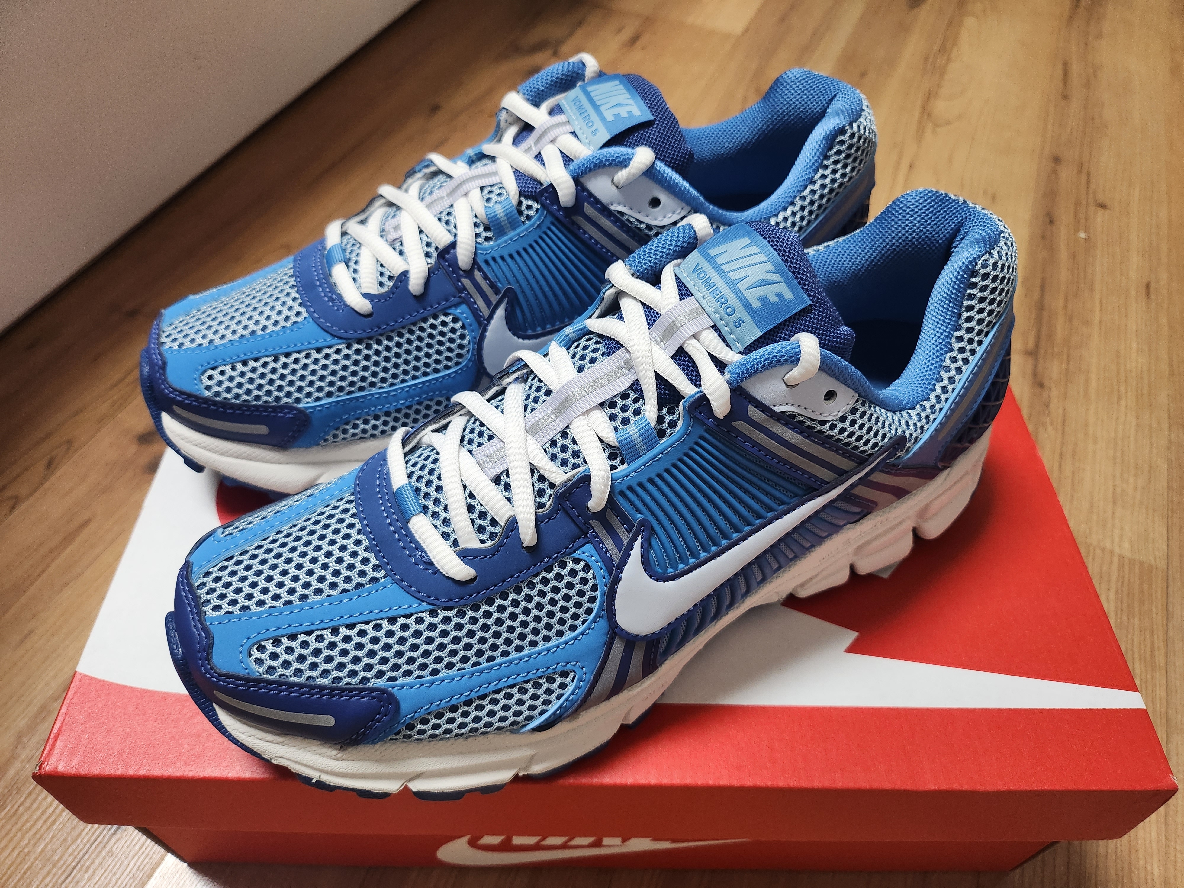 Nike Zoom Vomero 5 Mystic Navy and Worn Blue 착용 스타일 - 2