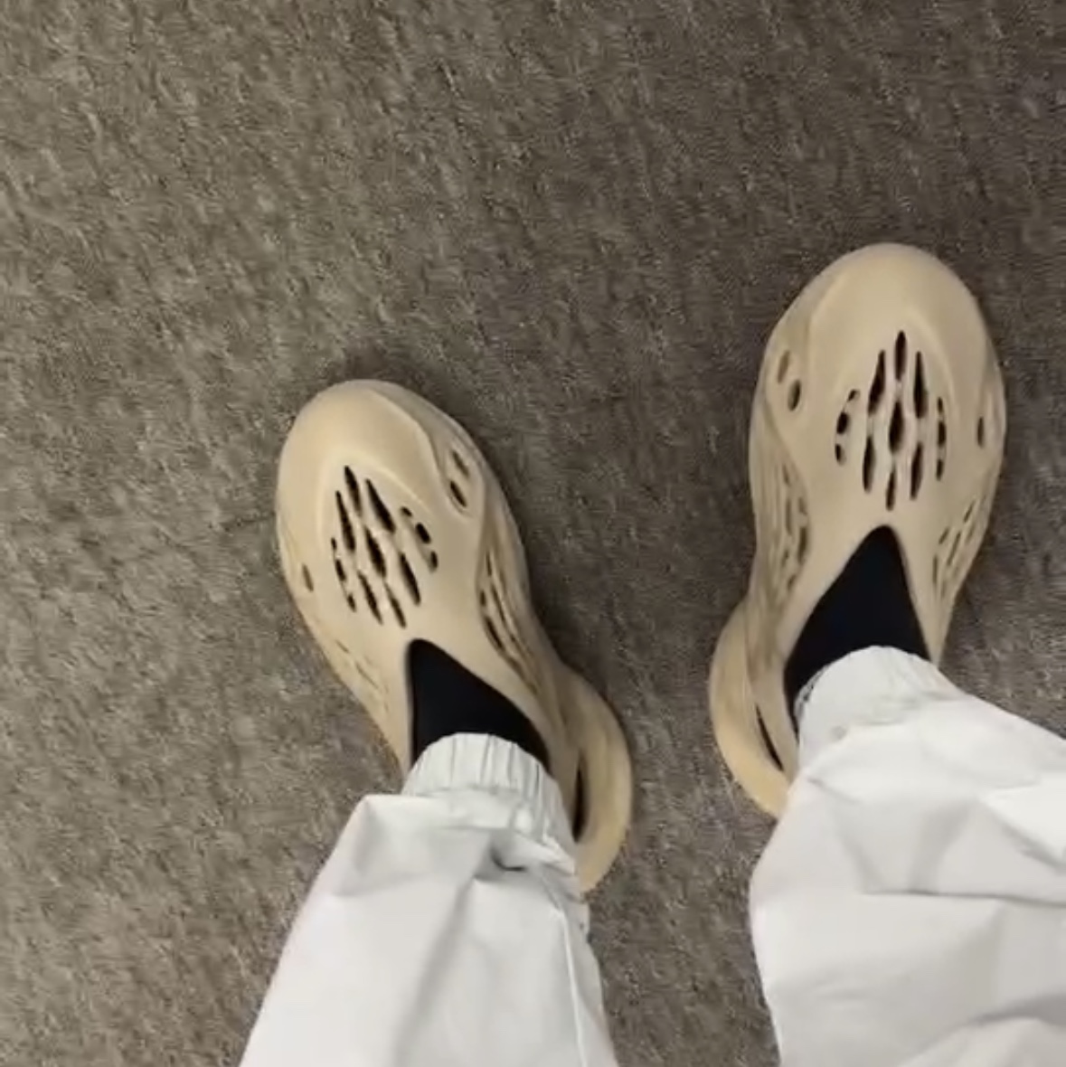 Adidas Yeezy Foam RNNR Stone Sage 착용 스타일 - 2