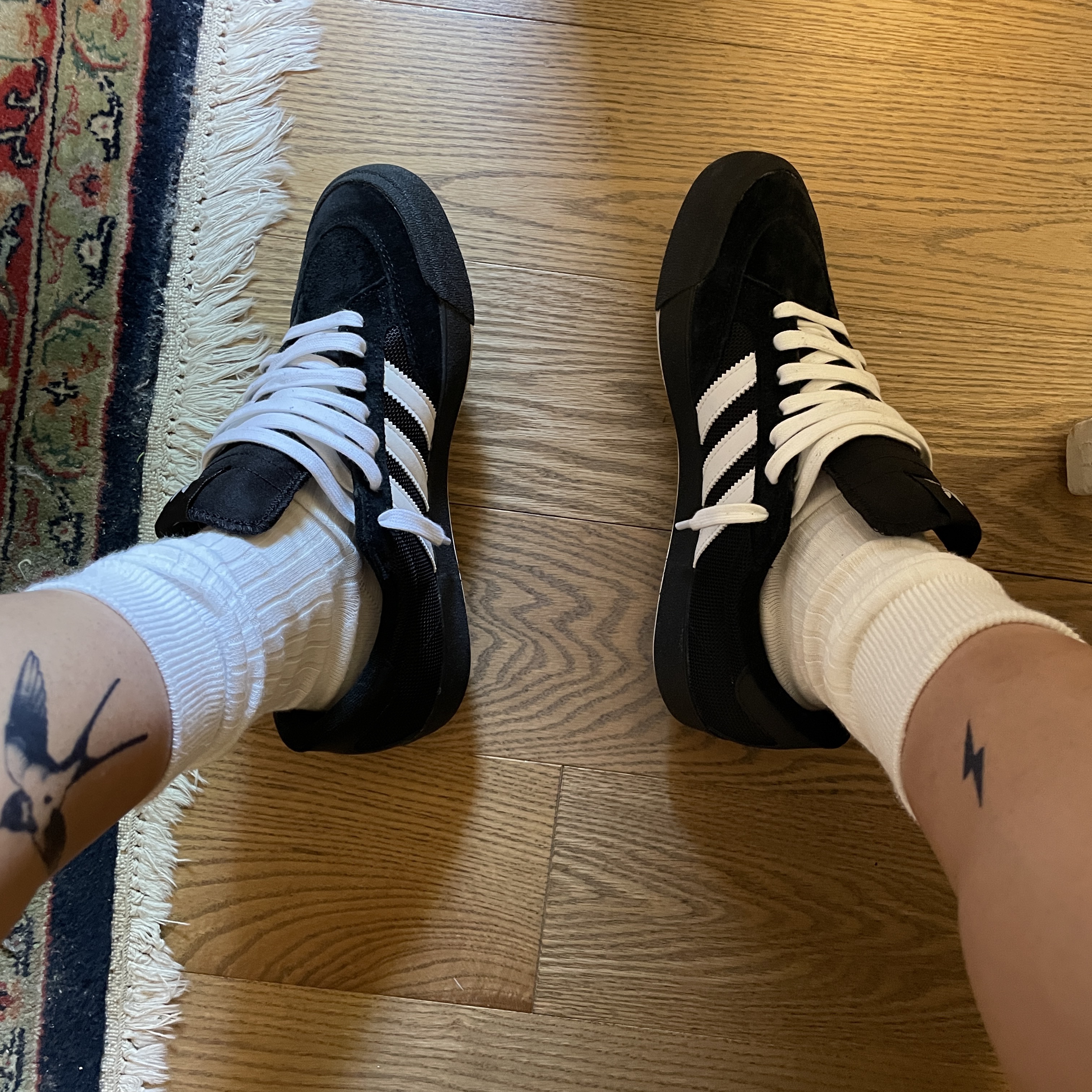 Adidas Nora Core Black Gold Metallic 착용 스타일 - 2