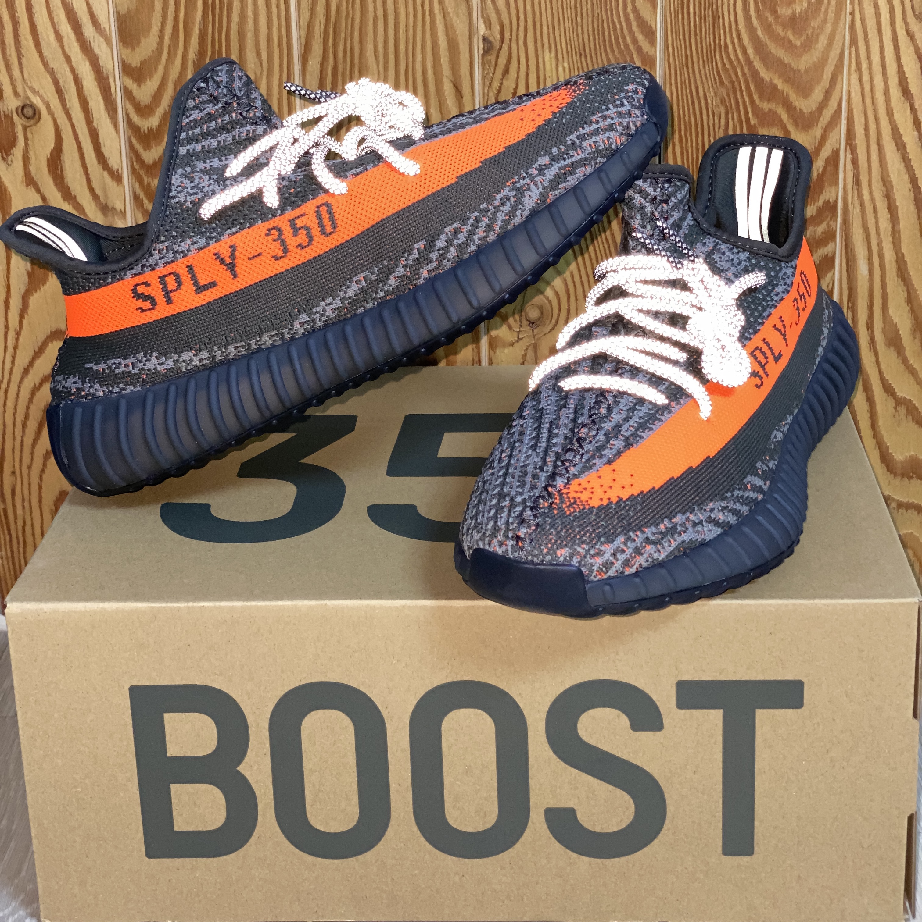 Adidas Yeezy Boost 350 V2 Carbon Beluga 착용 스타일 - 2