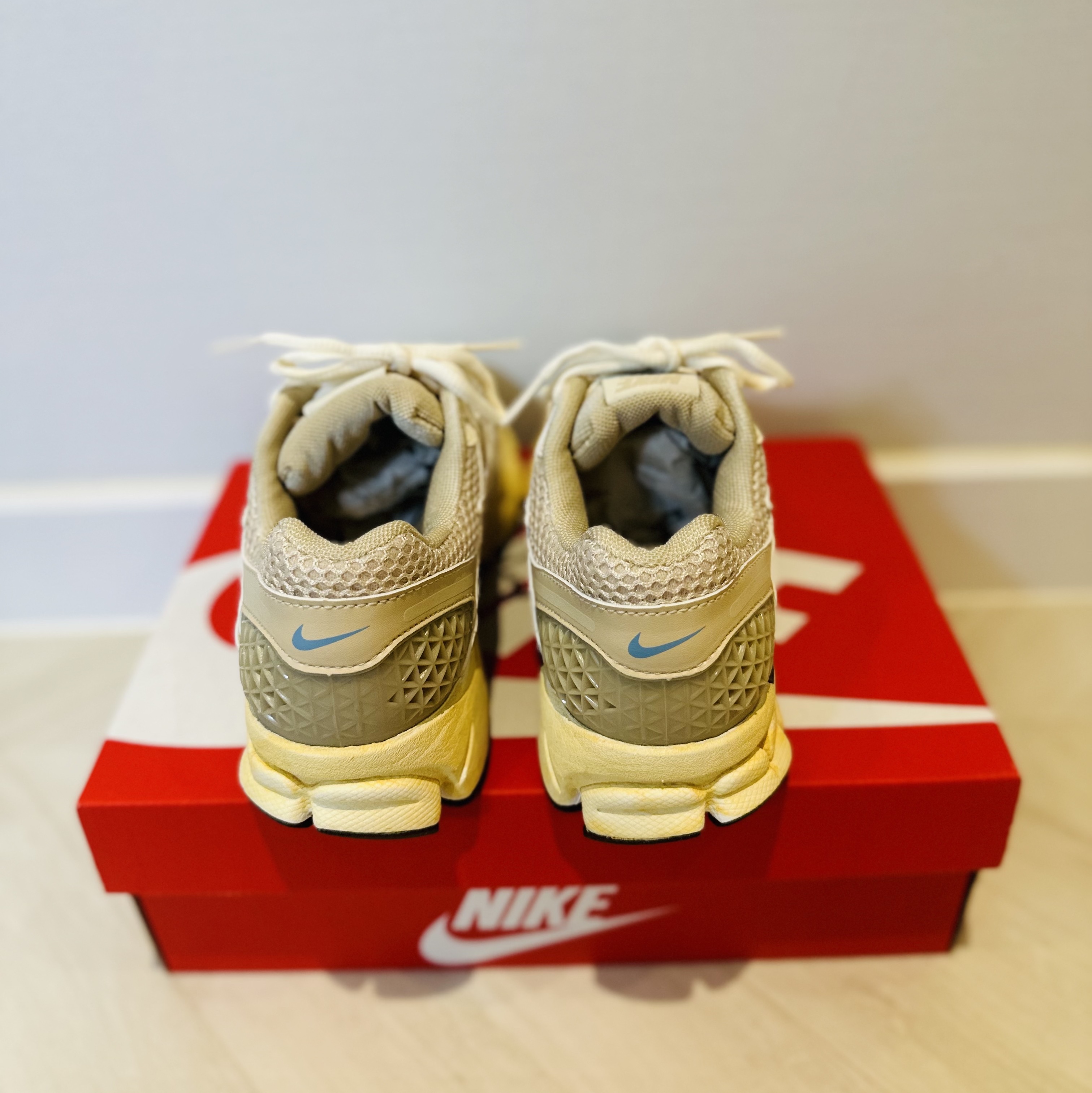 (W) Nike Zoom Vomero 5 Oatmeal 착용 스타일 - 5