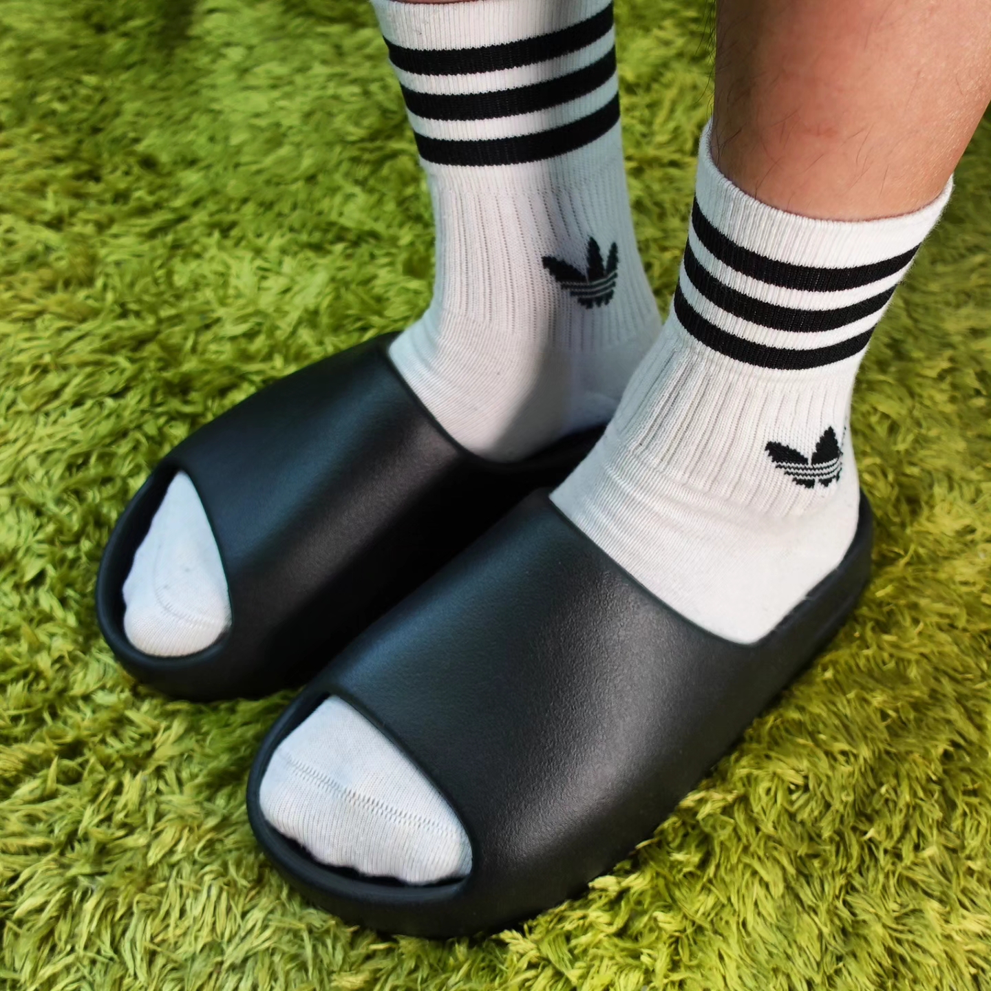 Adidas Yeezy Slide Onyx 착용 스타일 - 1