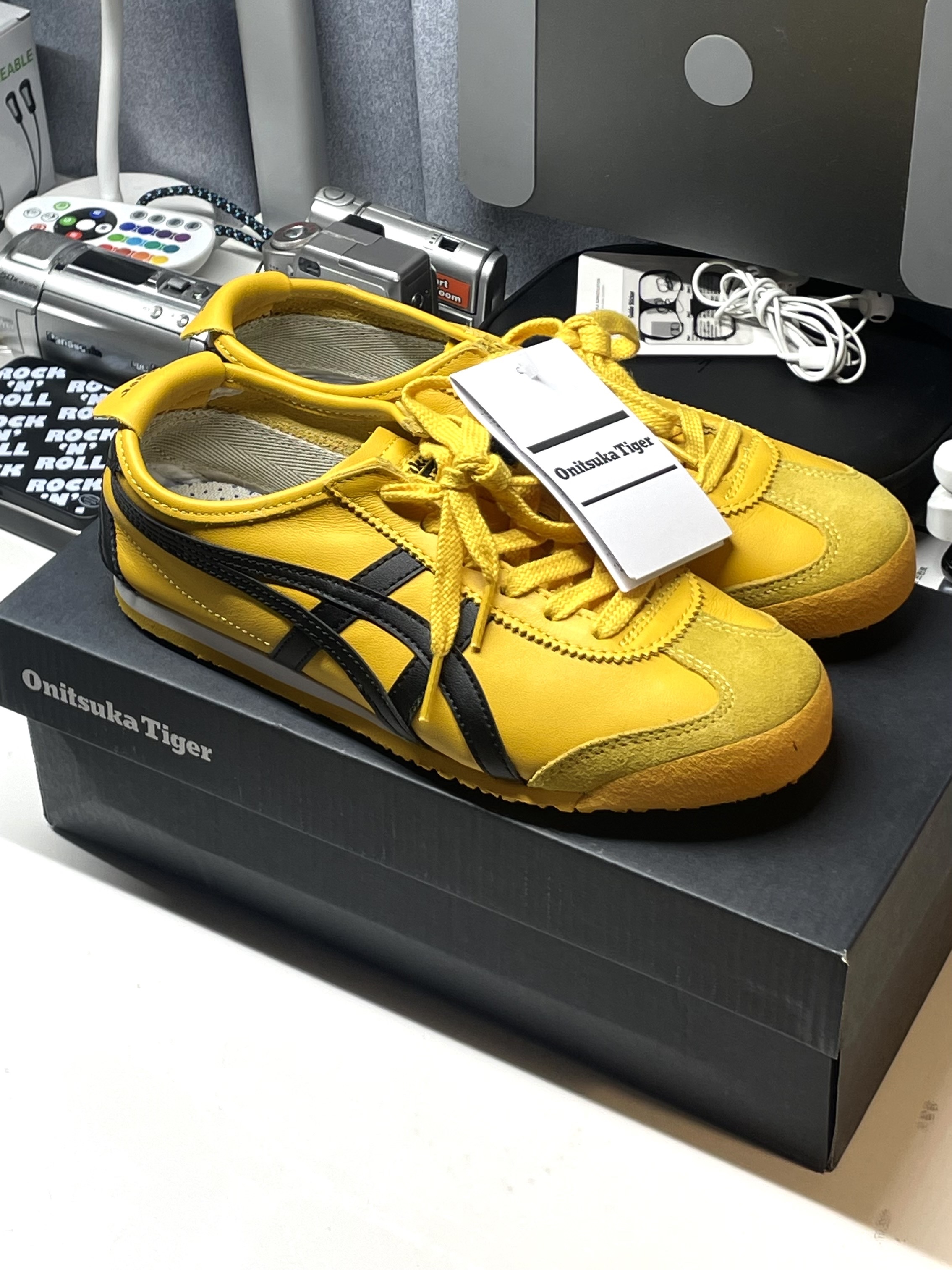 Onitsuka Tiger Mexico 66 Yellow Black 착용 스타일 - 4