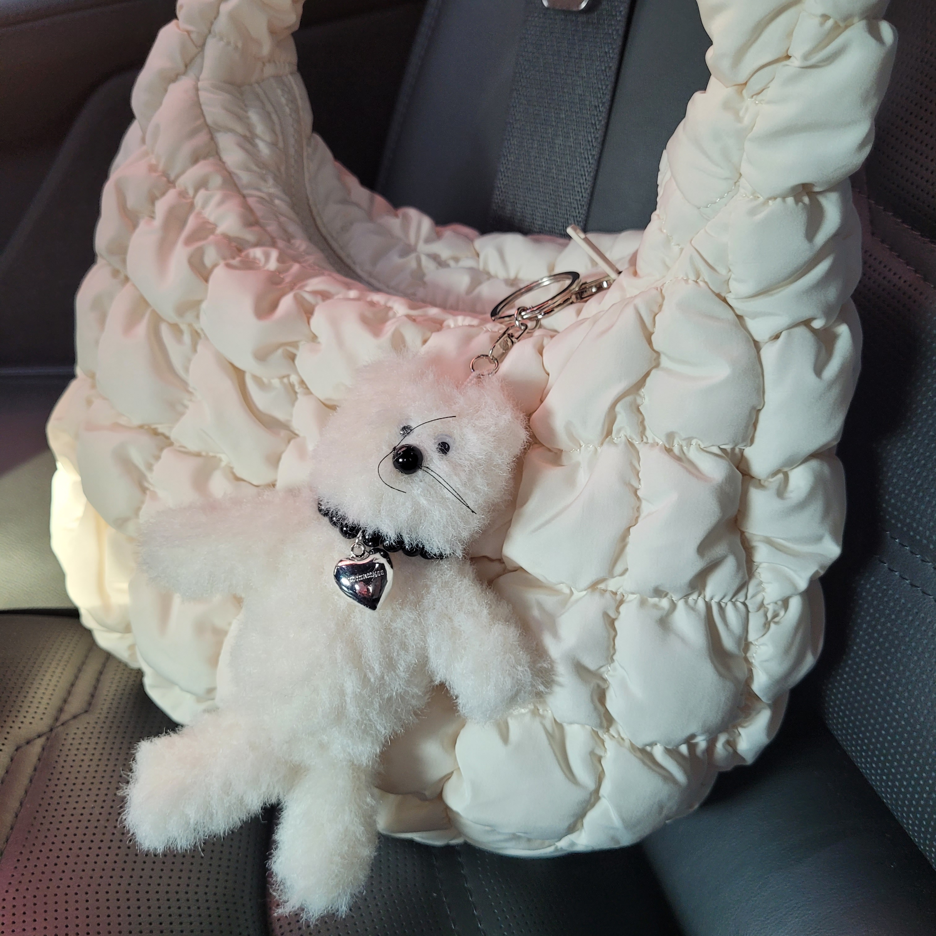 [KREAM 단독] Monamhee Creami Keyring Cream, COS Quilted Mini Bag Cream 착용 스타일 - 1