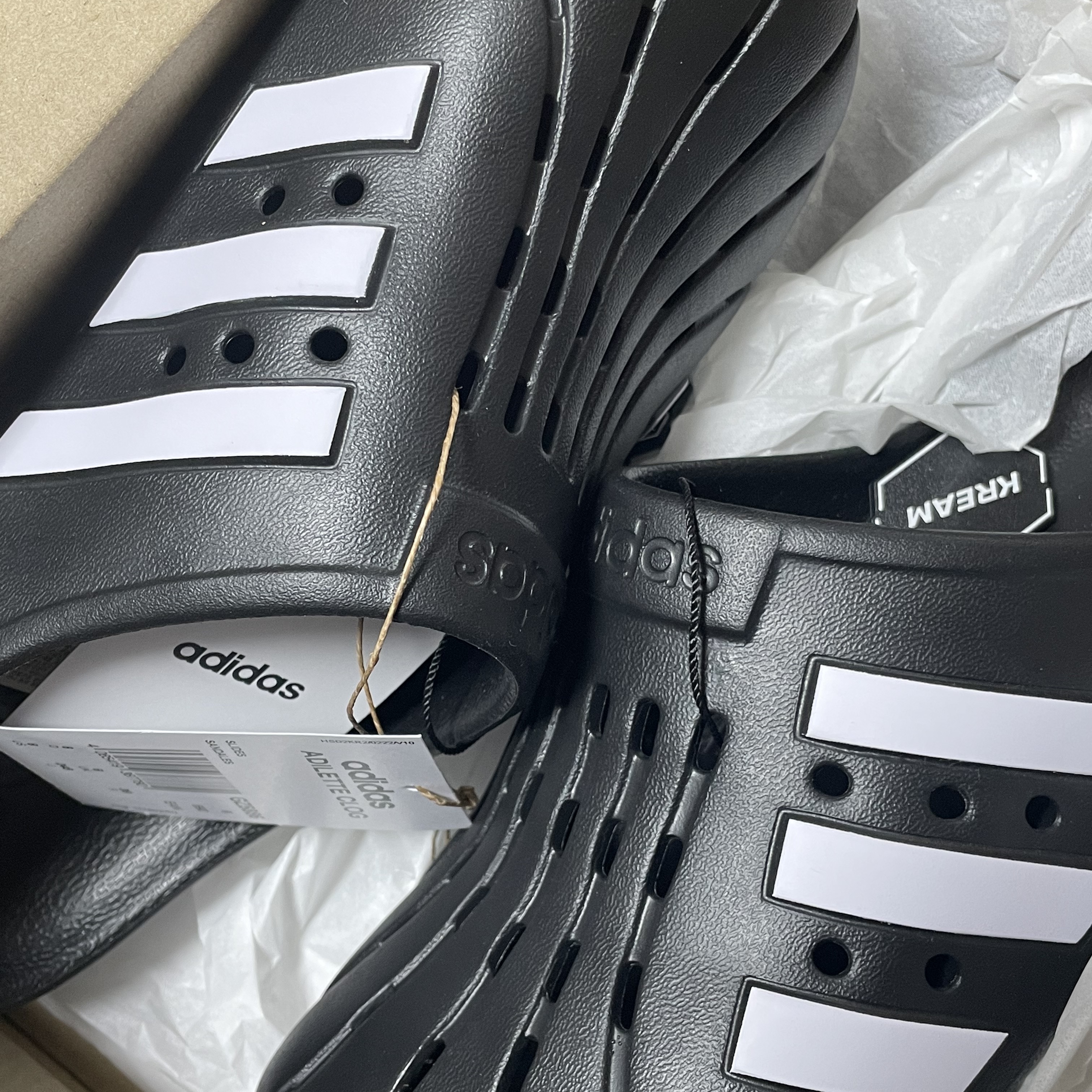 Adidas Adilette Clog Black White 착용 스타일