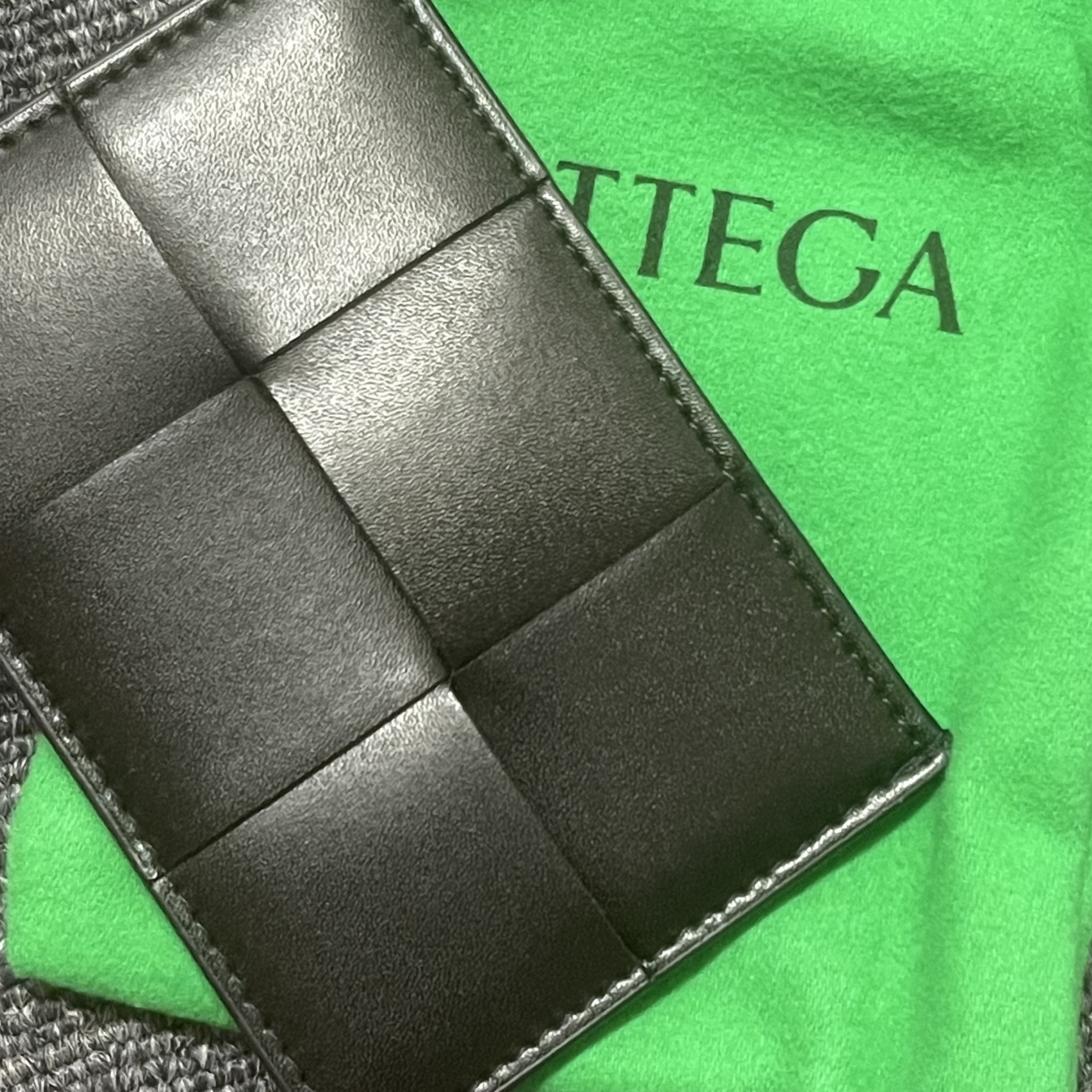 Bottega Veneta Credit Card Case Calfskin Black 착용 스타일