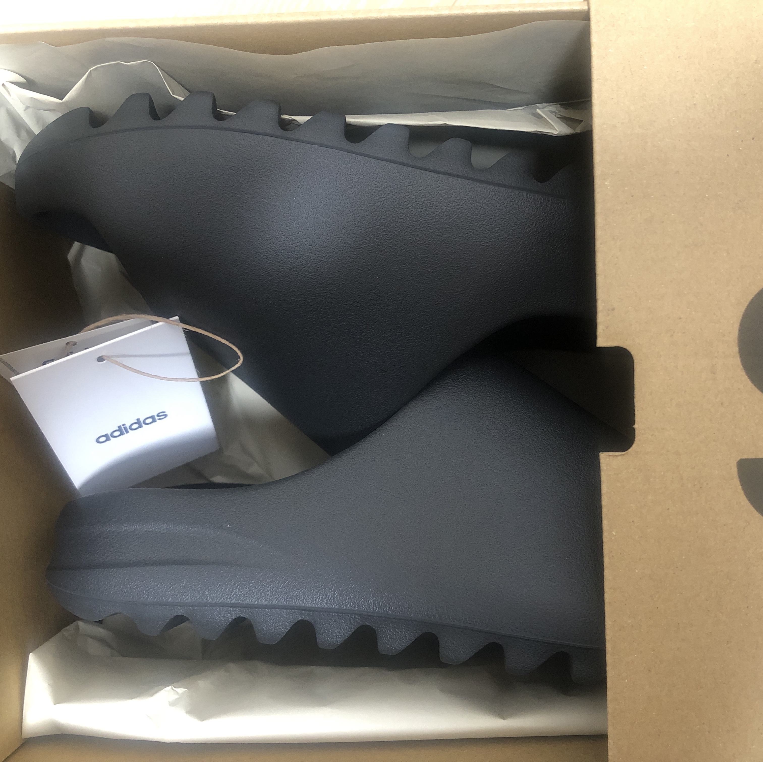 Adidas Yeezy Slide Onyx 착용 스타일