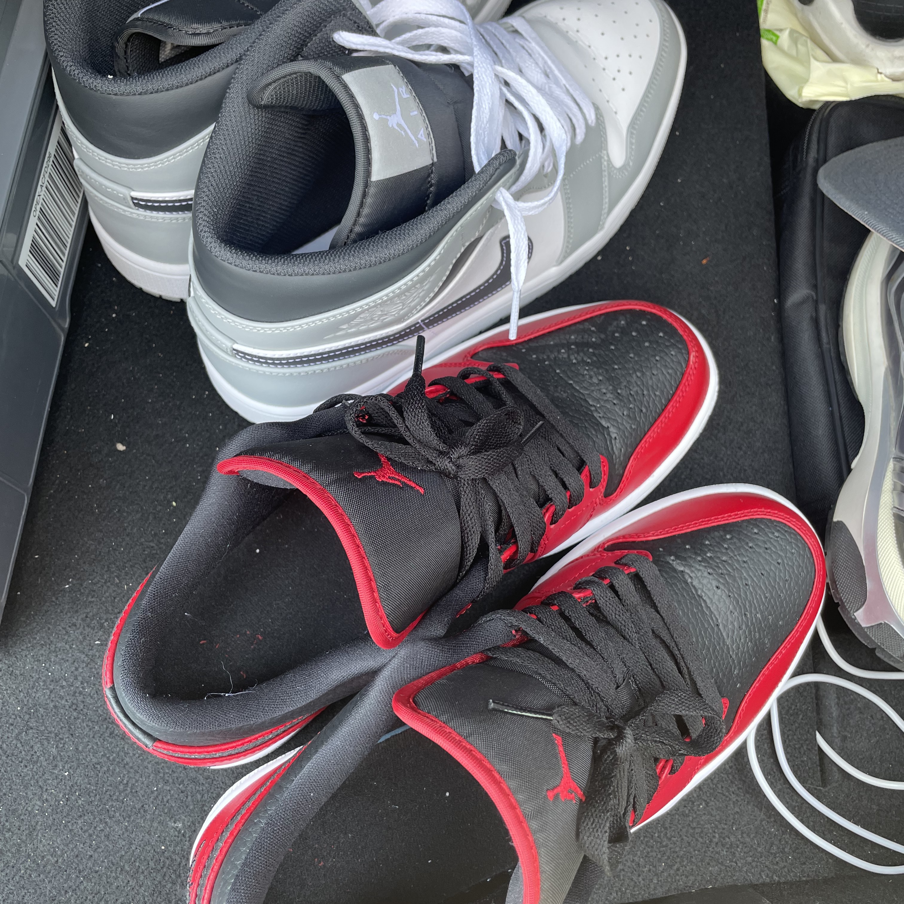 Jordan 1 Low Gym Red Black, Jordan 1 Mid Light Smoke Grey Anthracite 착용 스타일