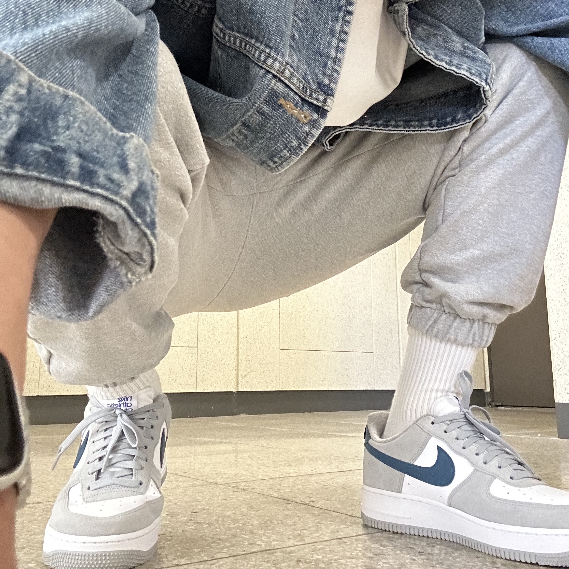 Nike Air Force 1 '07 LV8 Athletic Club Light Smoke Grey Marina 착용 스타일