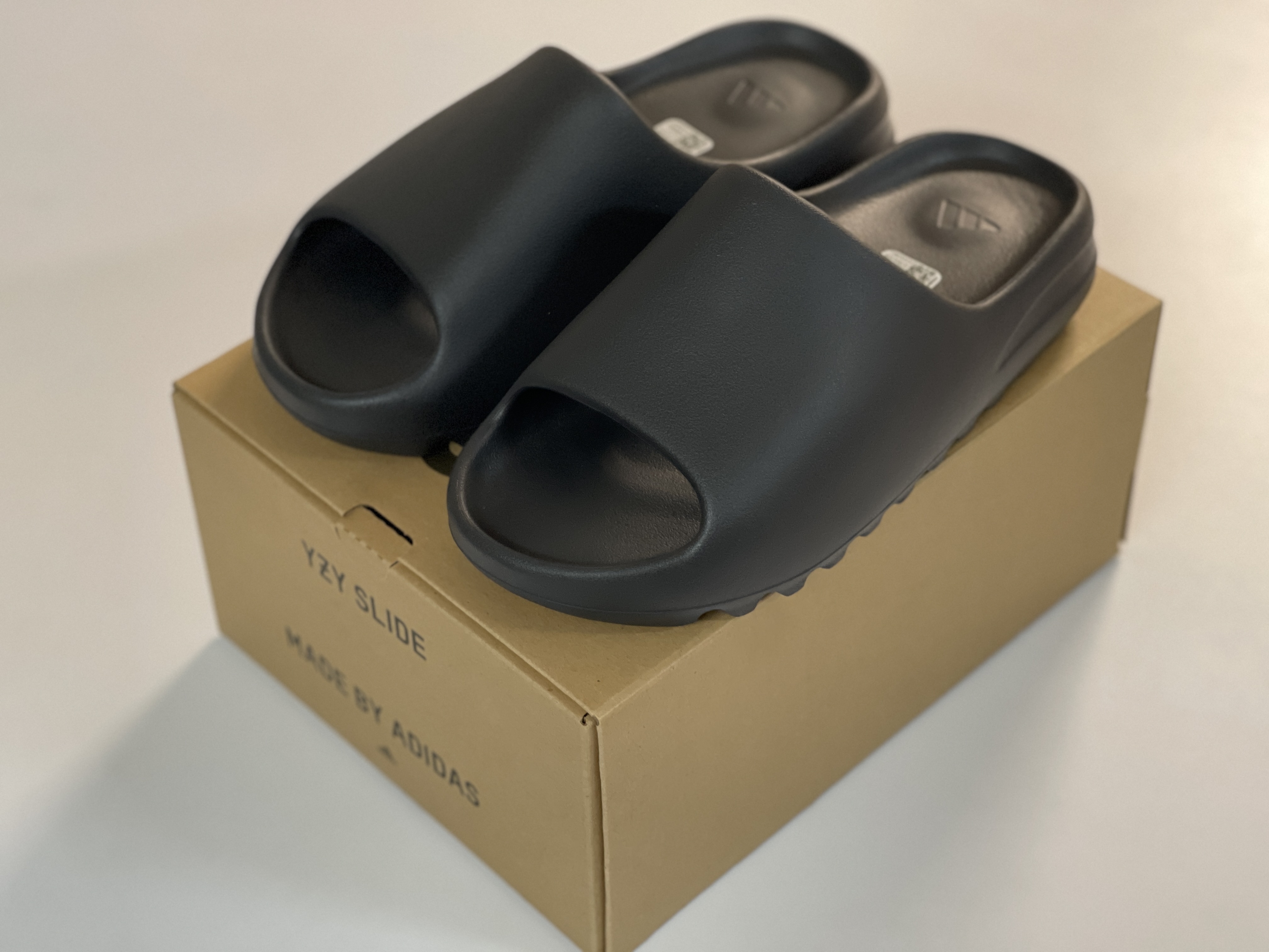 Adidas Yeezy Slide Onyx 착용 스타일 - 2