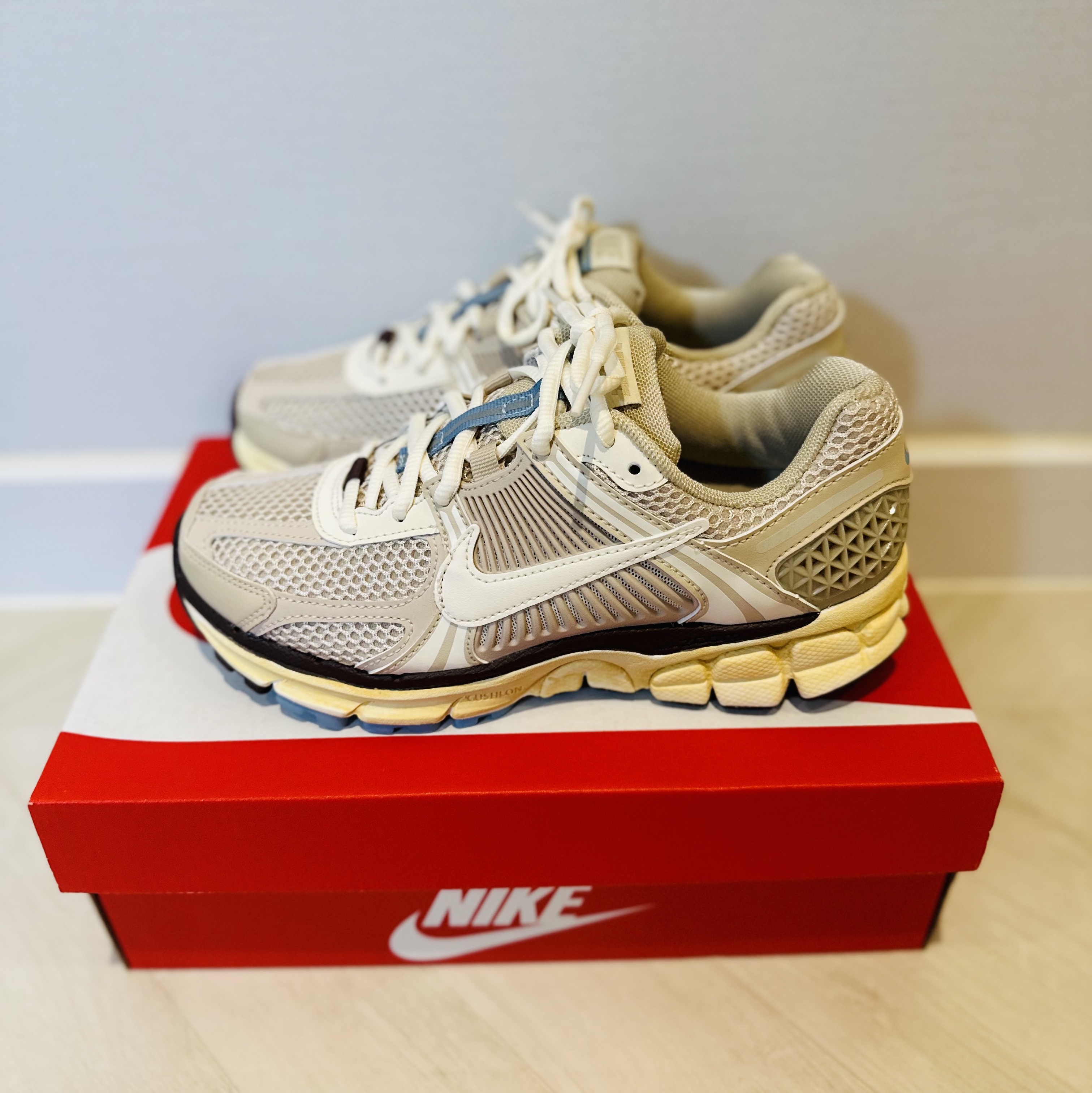 (W) Nike Zoom Vomero 5 Oatmeal 착용 스타일 - 2